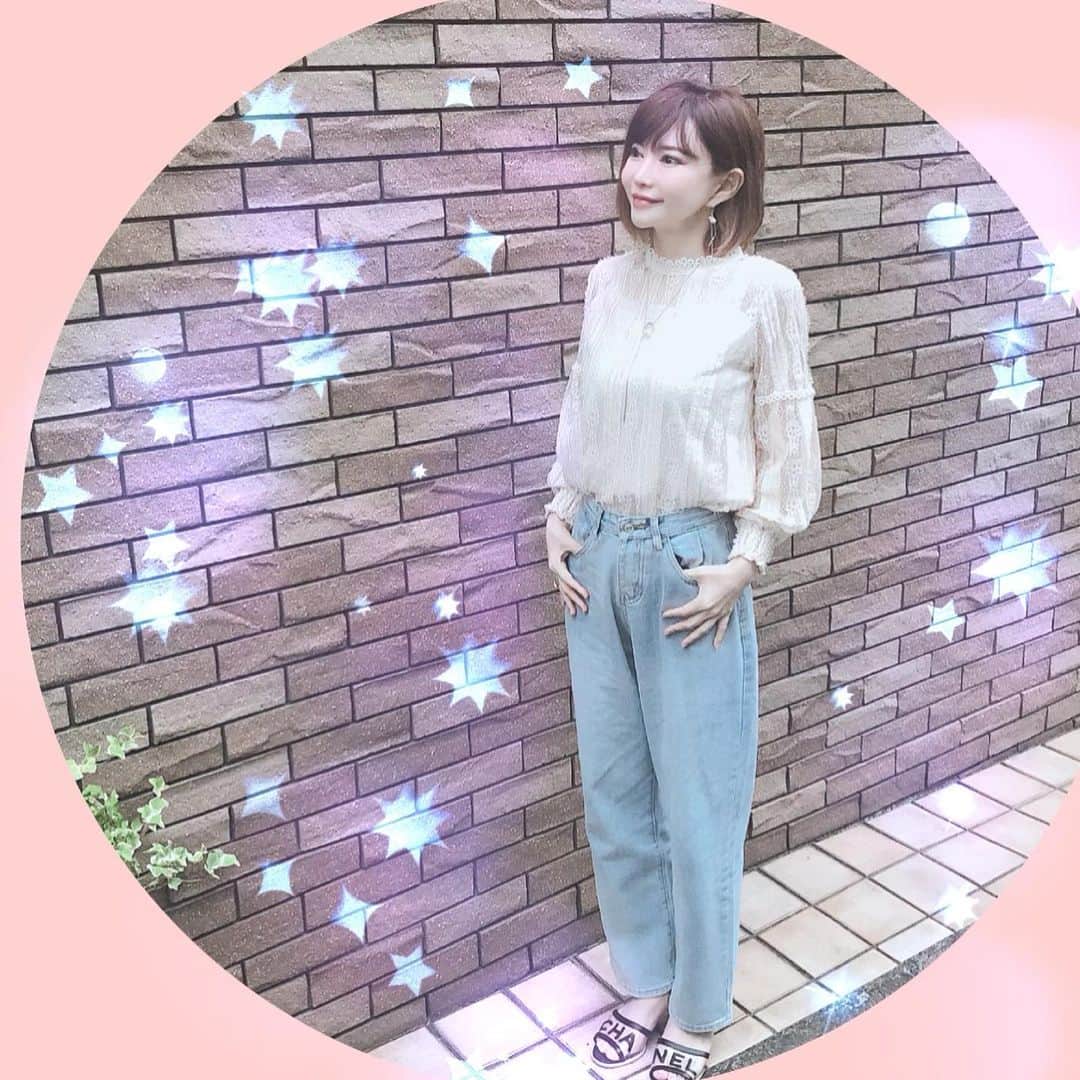 里美ゆりあのインスタグラム：「日傘が要らない季節になってきた♡♡ @17kg_official のレーストップスと楽チンな#ストレートデニム でお出かけ❤」