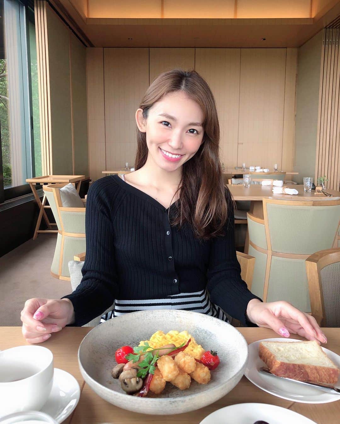 shizuka.watanabeさんのインスタグラム写真 - (shizuka.watanabeInstagram)「♡♡♡ ・ ・ ホテルでの朝食は洋食が中心でした💗 ・ 朝もコース料理でもりもりと食べたよ！ 子供たちも旅行だといつも以上にたくさん食べてくれる〜！！ ・ ・ 三重のお野菜のサラダ フルーツ 選べるメイン（この日はスクランブルエッグ） 紅茶とヨーグルト💗 ・ パンは種類がたくさんあったけど オススメはクロワッサン🥐 ・ 出来立てでサクサクで最高でした！！ ・ ・ ・ 次女はこの旅行で スクランブルエッグ🥚が好きになったようで 帰ってからも食べたいって💗 ・ 本日の幼稚園のお弁当は卵焼きではなくスクランブルエッグだったよ♬ ・ ・ ・ ・ ・ #朝食 #moaning #三重県観光 #アマネム伊勢志摩 #アマネム #amanemu #伊勢旅行 #三重旅行 #셀스타그램 #훈스타그램 #얼스타그램#셀카 #셀피 #家族旅行 #日帰り旅行 #bordersatbalcony #ボーダーズアットバルコニー #frayid  #旅行コーデ #プチ旅行 #旅行好きな人と繋がりたい #旅行好き女子 #旅行大好き #旅行好き #国内旅行 #伊勢神宮」9月24日 15時52分 - shizuka.watanabe