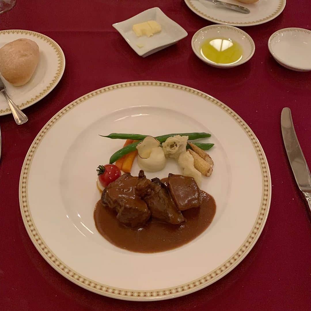 前田亜美のインスタグラム：「. . いつだかの初のディナーマゼランズ♡. . 素敵な空間なんだよ。流れがゆっくりしてて贅沢ディズニーです。. . たまにはいいよね。たまには¨̮. . たまにだからいい。✌︎ #マゼランズ」