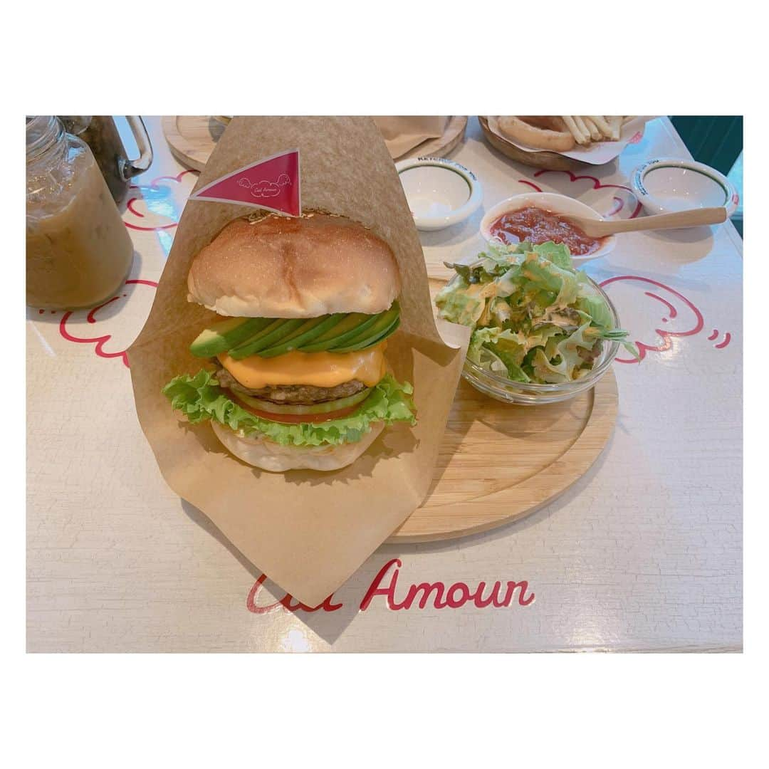 辻希美さんのインスタグラム写真 - (辻希美Instagram)「今日はシエルで数年ぶりに友達と会えた🍔💕" #cielamour  #シエルアムール #アボカドチーズバーガー #🍔💕 #小学校時代からの友達 #バレー仲間 #久しぶりに会えて嬉しかった #ありがとう #🤤💕」9月24日 15時56分 - tsujinozomi_official