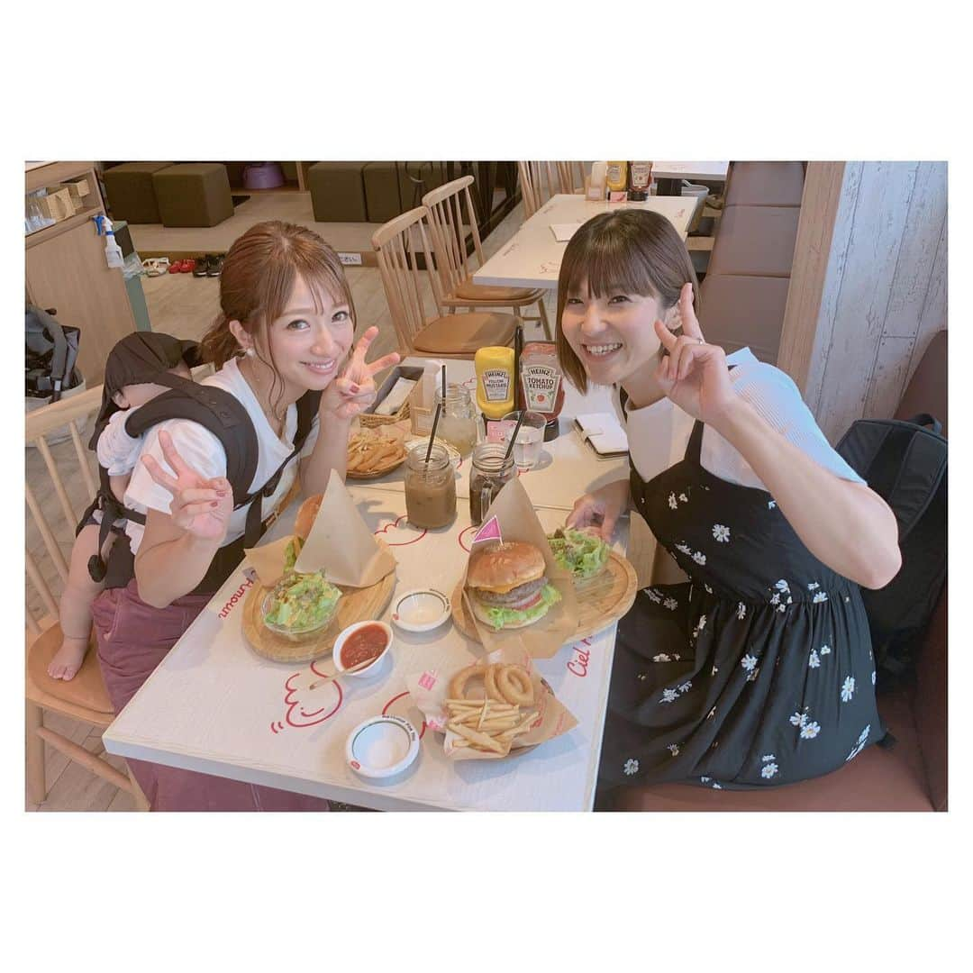 辻希美さんのインスタグラム写真 - (辻希美Instagram)「今日はシエルで数年ぶりに友達と会えた🍔💕" #cielamour  #シエルアムール #アボカドチーズバーガー #🍔💕 #小学校時代からの友達 #バレー仲間 #久しぶりに会えて嬉しかった #ありがとう #🤤💕」9月24日 15時56分 - tsujinozomi_official