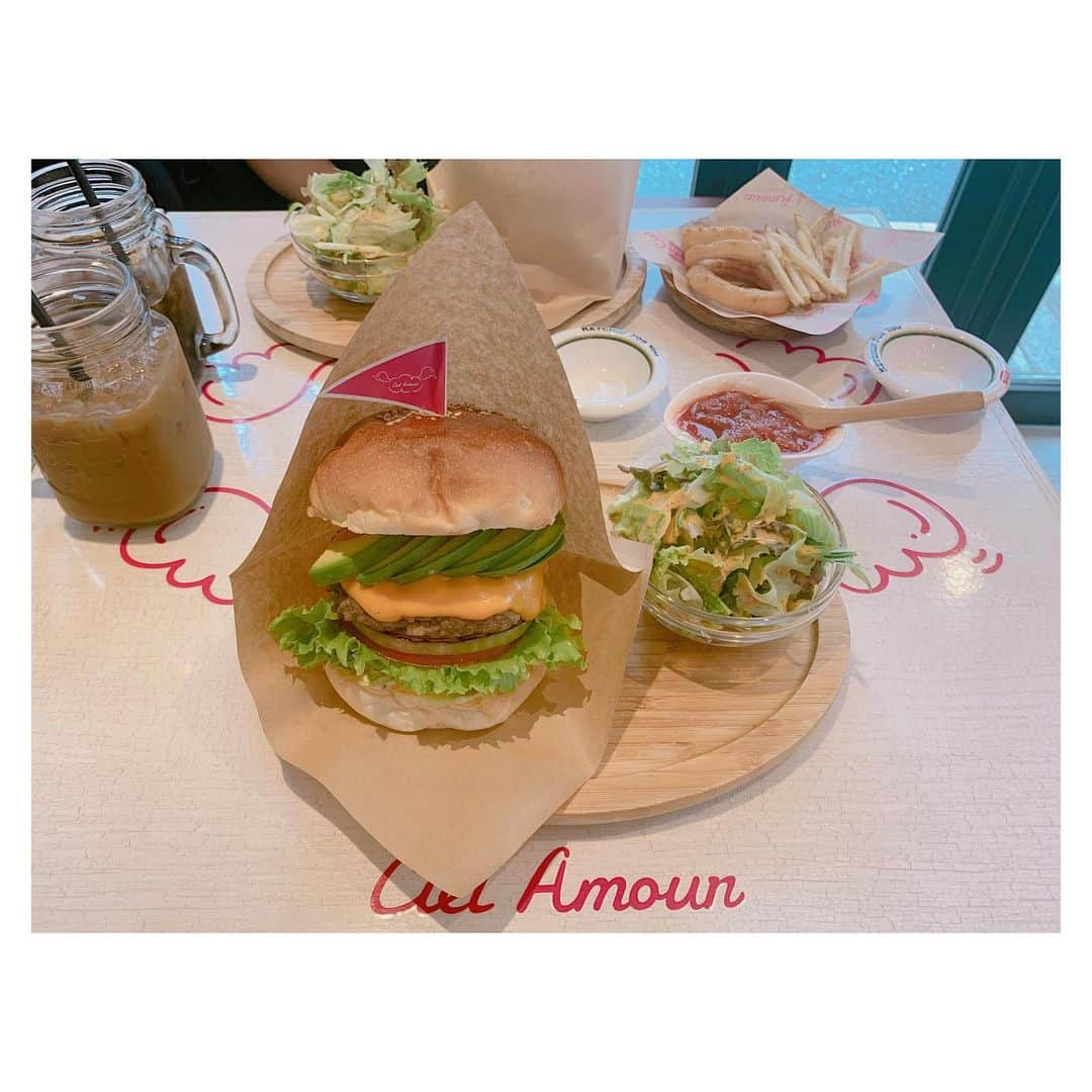 辻希美さんのインスタグラム写真 - (辻希美Instagram)「今日はシエルで数年ぶりに友達と会えた🍔💕" #cielamour  #シエルアムール #アボカドチーズバーガー #🍔💕 #小学校時代からの友達 #バレー仲間 #久しぶりに会えて嬉しかった #ありがとう #🤤💕」9月24日 15時56分 - tsujinozomi_official