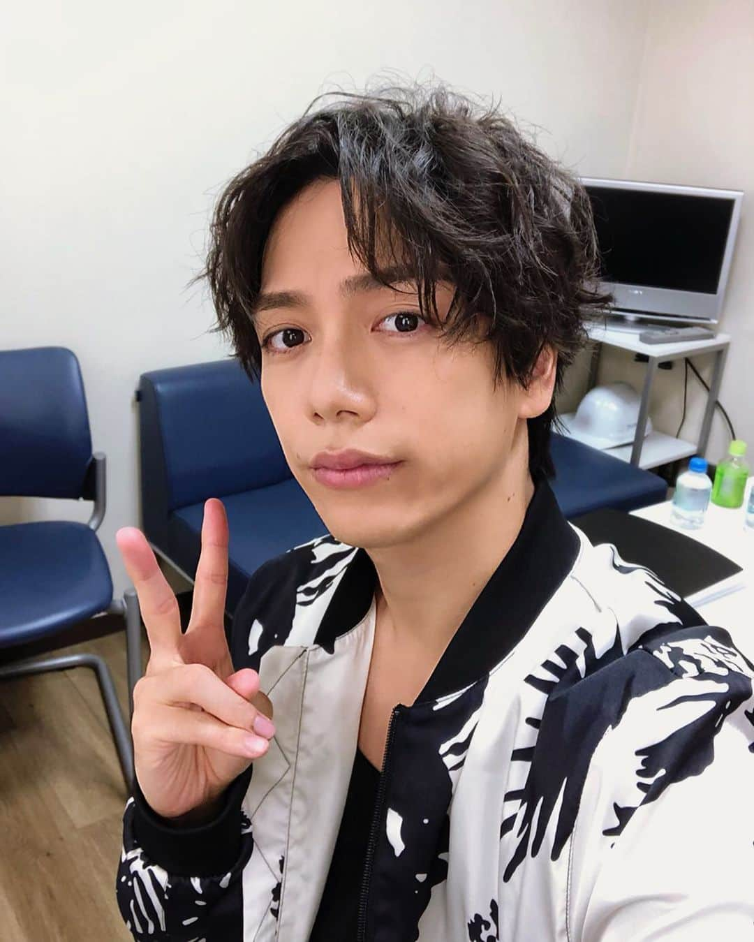 山崎育三郎さんのインスタグラム写真 - (山崎育三郎Instagram)「名古屋ー！  朝からプロモーション。  今夜は、タワーレコード名古屋パルコ店にてイベントします。  18時30分〜  皆さんお待ちしてまーす！  #mirrorball #19 #お祭りマンボ #live #tour #2020 #1月19日 #芸術劇場」9月24日 15時58分 - ikusaburo_yamazaki