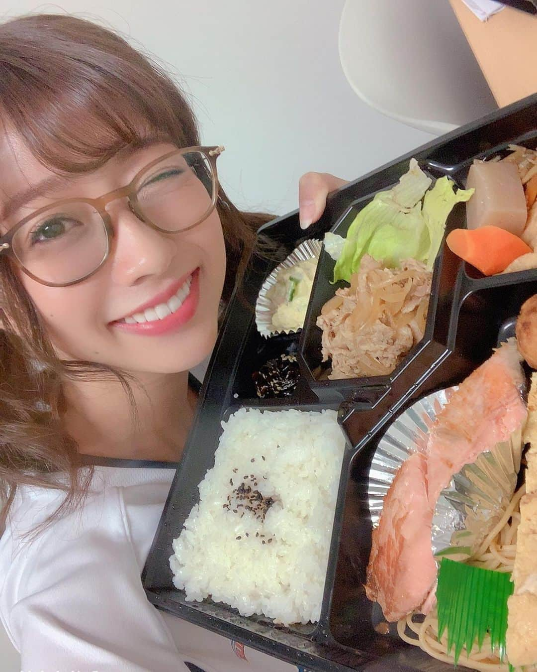 大貫彩香さんのインスタグラム写真 - (大貫彩香Instagram)「眼鏡っ娘お弁当を食す🍱🌸」9月24日 16時00分 - sayaka_oonuki