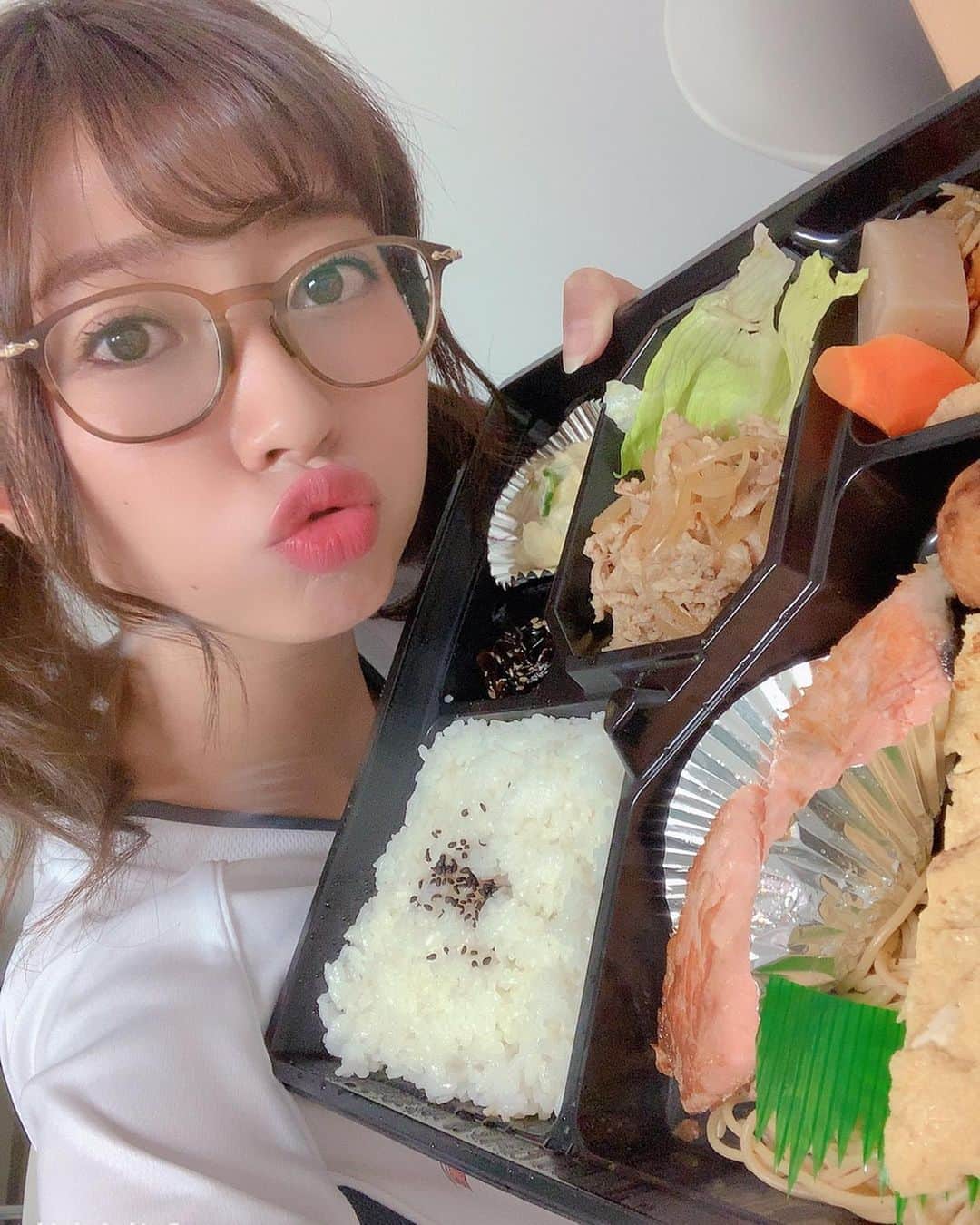 大貫彩香さんのインスタグラム写真 - (大貫彩香Instagram)「眼鏡っ娘お弁当を食す🍱🌸」9月24日 16時00分 - sayaka_oonuki