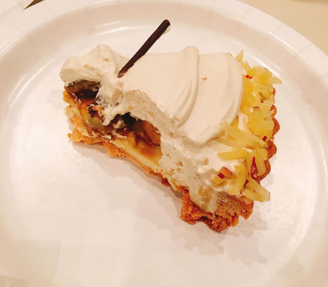 佐藤千亜妃さんのインスタグラム写真 - (佐藤千亜妃Instagram)「#SEIKOSOUNDSTORAGE の収録後、お芋のバースデーケーキをいただいたよ🥰🎂 私が去年、毎日のように焼き芋を焼くほどお芋にハマっていたので、お芋のケーキにしてくれたそうです🍠✨優しい。。。😭 甘過ぎず、お芋で身体に良さそうだし、超超美味しいケーキでした😋いつもありがとうございます！！！これからもよろしくお願いします✨ #birthdaycakn #感謝」9月24日 16時00分 - chiaki_sato0920
