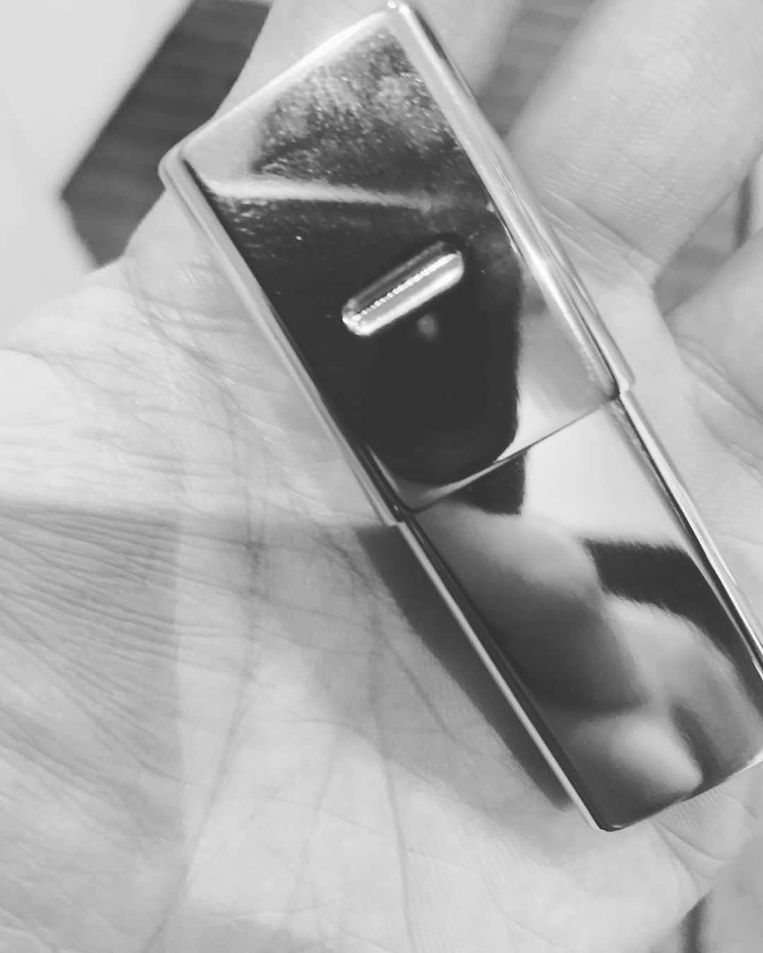 長田成哉のインスタグラム：「仁丹のメタルケースがスゲーカッコいい。 これで俺も真のジンタニストだ。 #仁丹」