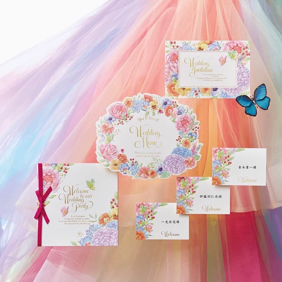 のインスタグラム：「【HAPPY HANY PAPER ITEMS COLLECTION】 Palette (パレット) . カラフルなお花でいっぱいのデザインは まるで絵の具のパレットのよう🎨💐✨ つがいになると生涯そいとげると言われる２匹の蝶が とびきりのHappyを届けてくれそう💍💕 【アイテム : 招待状、席次表、メニュー、席札】 . . ▼無料サンプル請求できます！▼ プロフィール @myprint_wedding 記載のURLより サンプルサイトへ飛べます💌😘 . #マイプリント #myprint #ペーパーコンシェルジュ #ペーパーアイテム #招待状 #結婚式準備 #結婚式準備中  #日本中のプレ花嫁さんと繋がりたい #装飾 #テーブルコーディネート #プレ花嫁 #大人コーデ #2020冬婚 #2020春婚 #空間コーディネート #伊藤羽仁衣 #THEHANY」