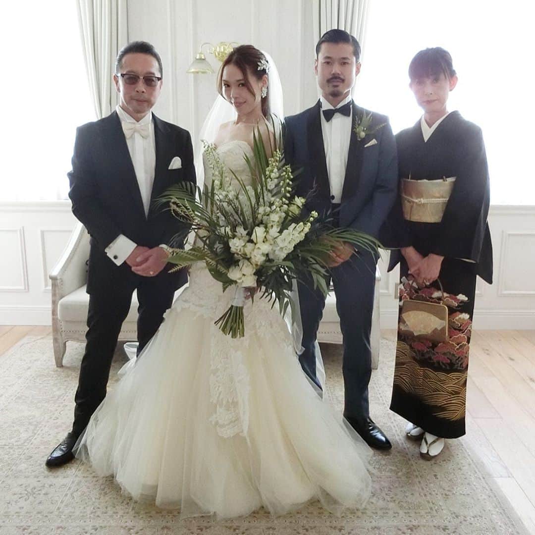 川戸沙羅のインスタグラム：「両親への手紙は、泣かない様に泣かない様に 家でもジムでも音読して 心を整えて挑んだつもりが 開始数秒で涙腺が緩みそのまま崩壊🤪 泣かずに読めた所がほとんどありませんでした🤣笑 THEベタ！ベッタベタな私でごめんなさい🥺  気持ちを惜しみなく言葉にして 伝え合う家族ですが 改めて、感謝の気持ちを伝えられて  振り返る事も沢山あり  そして家族になった優のご両親への感謝の気持ちを伝える事が出来ました😌  でも本当はあんなに泣きたくなかったなぁ〜🤣恥ずかしい〜🥺 妹への感謝の気持ちを話し始めたら多分、立てなくなるくらい泣いてしまうので、皆んなの前では無し！笑 終わった後に抱きついてありがとうを言ったよ🥰  #川戸家 #白澤家 #結婚式 #結婚 #happywedding #family」