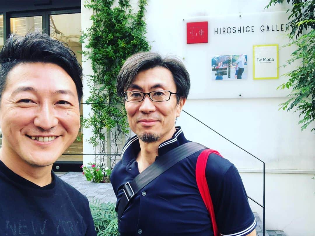 堀潤のインスタグラム：「きょうから恵比寿の弘重ギャラリーで堀の2回目の個展、写真映像展「分断ヲ手当スルト云フ事」が始まりました。平日午前から次々と皆さん足を運んで下さり感謝です。お近くの方ぜひいらして下さい。今度の日曜日まで。堀も平日は毎日在廊しています。映画「わたしは分断を許さない」の撮影現場の写真も一部。ぜひ。#弘重ギャラリー #恵比寿」