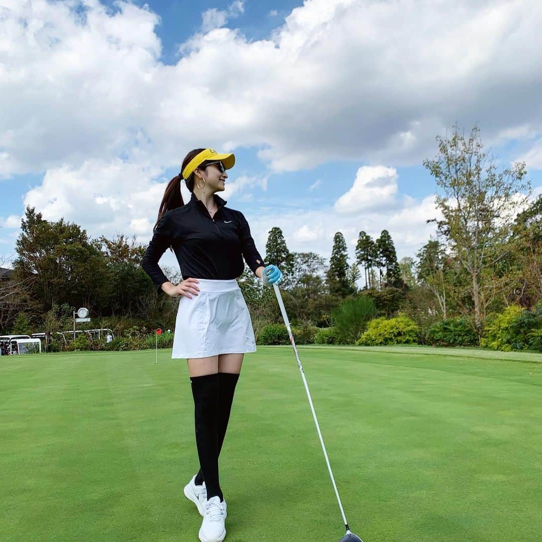 雨宮みずきさんのインスタグラム写真 - (雨宮みずきInstagram)「． 秋日和ゴルフ🏌️‍♀️🌾 コーデは全身NIKEだよ🧦 ． この日は2回目のコースで練習⛳️ 天候は涼しくて最高だった♪♪ スコアは聞かないで🤣🤫笑 途中から数えてないよw ． 真っ直ぐ飛ぶからOBとかは ないんだけどまだまだしょぼしょぼ🙅‍♀️ 練習あるのみ💪 ． #ゴルフ女子  #ゴルフウェア #ゴルフウェア #ゴルフ初心者 #ゴルフコーデ #golfwear #eyevolsunglasses #eyevol #アイヴォル #taylormadem6 #taylormade #テーラーメイドm6 #テーラーメイド #taylormadegolf #nikegolf #ナイキゴルフ #ワークアウト女子 #スポーツ好き #ナイキコーデ」9月24日 17時07分 - ammymzk0926