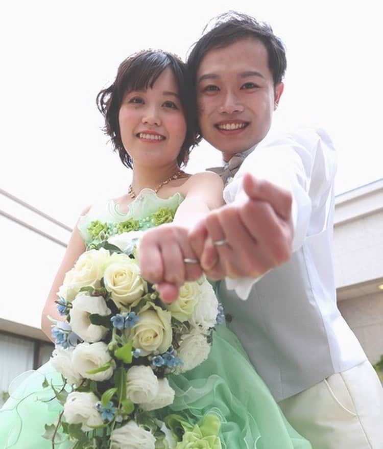 楽婚【公式】Instagramさんのインスタグラム写真 - (楽婚【公式】InstagramInstagram)「@rakukon をフォローして 『#楽婚』をつけて、 お写真の投稿大歓迎♡ 公式IGでリグラムされるかも！？ . ♥楽婚の先輩カップル  Yuu & Haruka  会場：#ホテル日航奈良 >https://www.rakukon.com/couple/yuu-haruka/ . グリーンのカラードレス* スカートのフリルが 歩くたびに揺れて素敵◎ 薔薇ブーケも可愛いです♡ .  Webでご予約はTOPのURLより♡ ⇒@rakukon . #楽婚 #rakukon #ベストブライダル #wedding #ウェディング #フォトウェディング #プレ花嫁 #卒花 #日本中のプレ花嫁さんと繋がりたい #プラコレ #marryxoxo #ウエディングニュース #花嫁 #卒花嫁 #2019年春婚 #2019年夏婚 #2019年冬婚 #結婚式準備 #weddingdress #ウェディングドレス#グリーンカラードレス」9月24日 17時12分 - rakukon