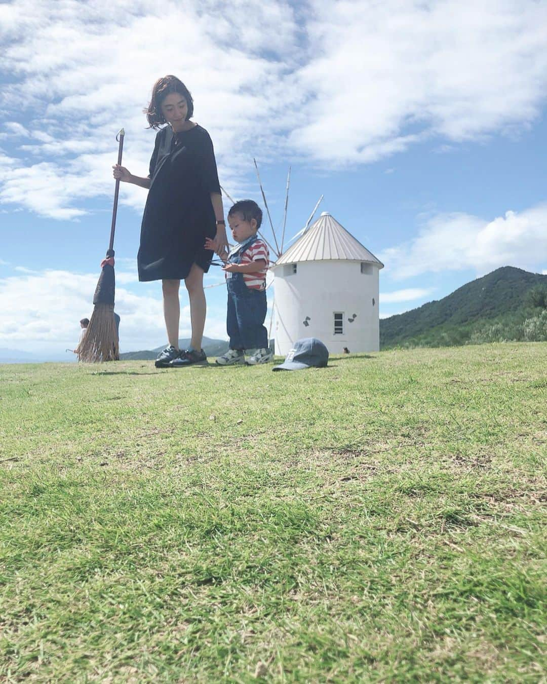 菅野広恵さんのインスタグラム写真 - (菅野広恵Instagram)「＊＊＊ トンボとキキのデート💓 ・ オリーブの木下で🌲 ・ ・ #小豆島 #子連れ小豆島 #島旅行 #島旅 #子連れ旅 #子連れ旅行 #オリーブ #魔女の宅急便 #オリーブ畑 #景色最高 #小豆島旅行  #小豆島観光 #オリーブ公園 #小豆島オリーブ公園  #小豆島国際ホテル  #ブラックコーデ #uniqlo #uniqloコーデ #魔法のほうき #トンボとキキ #キキとトンボ #キキ　#オリーブと生きる」9月24日 17時25分 - hiroesugano