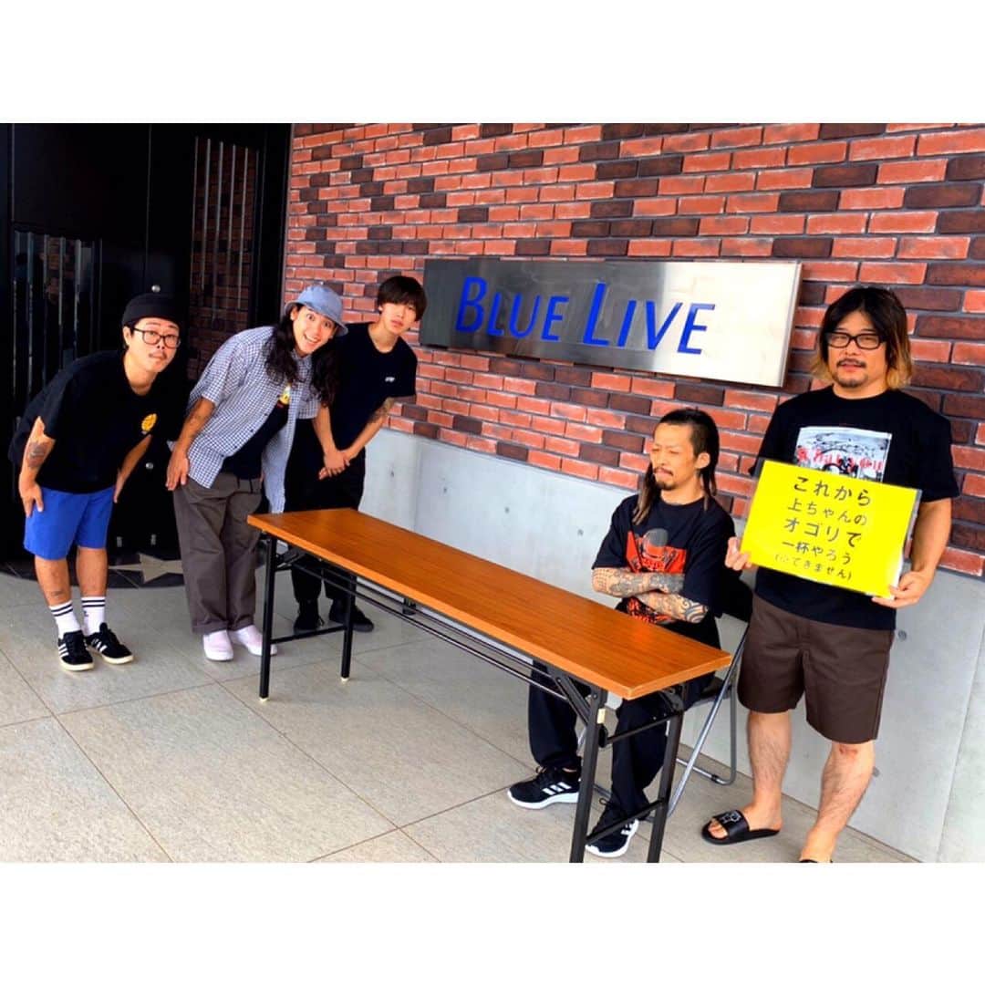 マキシマム ザ ホルモンのインスタグラム：「ジャイアンツ5年ぶりリーグ優勝の感激と興奮いまだ冷めやらぬなか、広島カープのホームタウンへ。 "恋の街"から"鯉の街"にやって来て、"これからの麺カタコッテリのTOURをしよう"、本日は中日ドラゴンズのホームタウン、味噌の味が"濃いの街"名古屋からENTHを対バンに迎えてBLUE LIVE HIROSHIMAでの一戦。  全国を"牛乳石鹸よりも席巻している"と国内製薬メーカーで囁かれているほど、各地のライブハウスを洗い流しまくっている彼らとの初めてとなる対バンをめちゃくちゃ楽しみにしてた！(なぜなら私は昔からのENTHファン)  そしてまた1人、広島でのライブに並々ならぬ想いを抱いてる男がいた。  上原 太、その人である。 彼の親族のほとんどが広島出身(両親、祖父母、叔父、叔母、従兄弟……他多数)。 上ちゃん広島凱旋記念ってことで、今日のドリンク代は上ちゃんのオゴリということにします！(勝手に)  ええんすか？えENTHか？ オゴってもらE〜NTHか？  上ちゃんの金銭事情 NO FUTURE。 勝手に飲みやがれ。  廣島。仁義とドリンク代なき戦い。  byダイスケはん  #マキシマムザホルモン #これからの麺カタコッテリのTOURをしよう #ENTH #実際はオゴってもらえません #入場の際にドリンク代500円をお支払い下さい #ケチな上原 #ケチ原 #ケチ原兄弟」