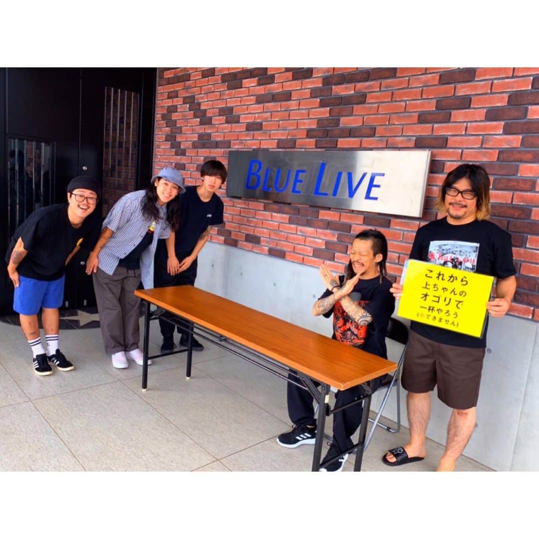 マキシマム ザ ホルモンさんのインスタグラム写真 - (マキシマム ザ ホルモンInstagram)「ジャイアンツ5年ぶりリーグ優勝の感激と興奮いまだ冷めやらぬなか、広島カープのホームタウンへ。 "恋の街"から"鯉の街"にやって来て、"これからの麺カタコッテリのTOURをしよう"、本日は中日ドラゴンズのホームタウン、味噌の味が"濃いの街"名古屋からENTHを対バンに迎えてBLUE LIVE HIROSHIMAでの一戦。  全国を"牛乳石鹸よりも席巻している"と国内製薬メーカーで囁かれているほど、各地のライブハウスを洗い流しまくっている彼らとの初めてとなる対バンをめちゃくちゃ楽しみにしてた！(なぜなら私は昔からのENTHファン)  そしてまた1人、広島でのライブに並々ならぬ想いを抱いてる男がいた。  上原 太、その人である。 彼の親族のほとんどが広島出身(両親、祖父母、叔父、叔母、従兄弟……他多数)。 上ちゃん広島凱旋記念ってことで、今日のドリンク代は上ちゃんのオゴリということにします！(勝手に)  ええんすか？えENTHか？ オゴってもらE〜NTHか？  上ちゃんの金銭事情 NO FUTURE。 勝手に飲みやがれ。  廣島。仁義とドリンク代なき戦い。  byダイスケはん  #マキシマムザホルモン #これからの麺カタコッテリのTOURをしよう #ENTH #実際はオゴってもらえません #入場の際にドリンク代500円をお支払い下さい #ケチな上原 #ケチ原 #ケチ原兄弟」9月24日 17時29分 - mth_official_33cjl