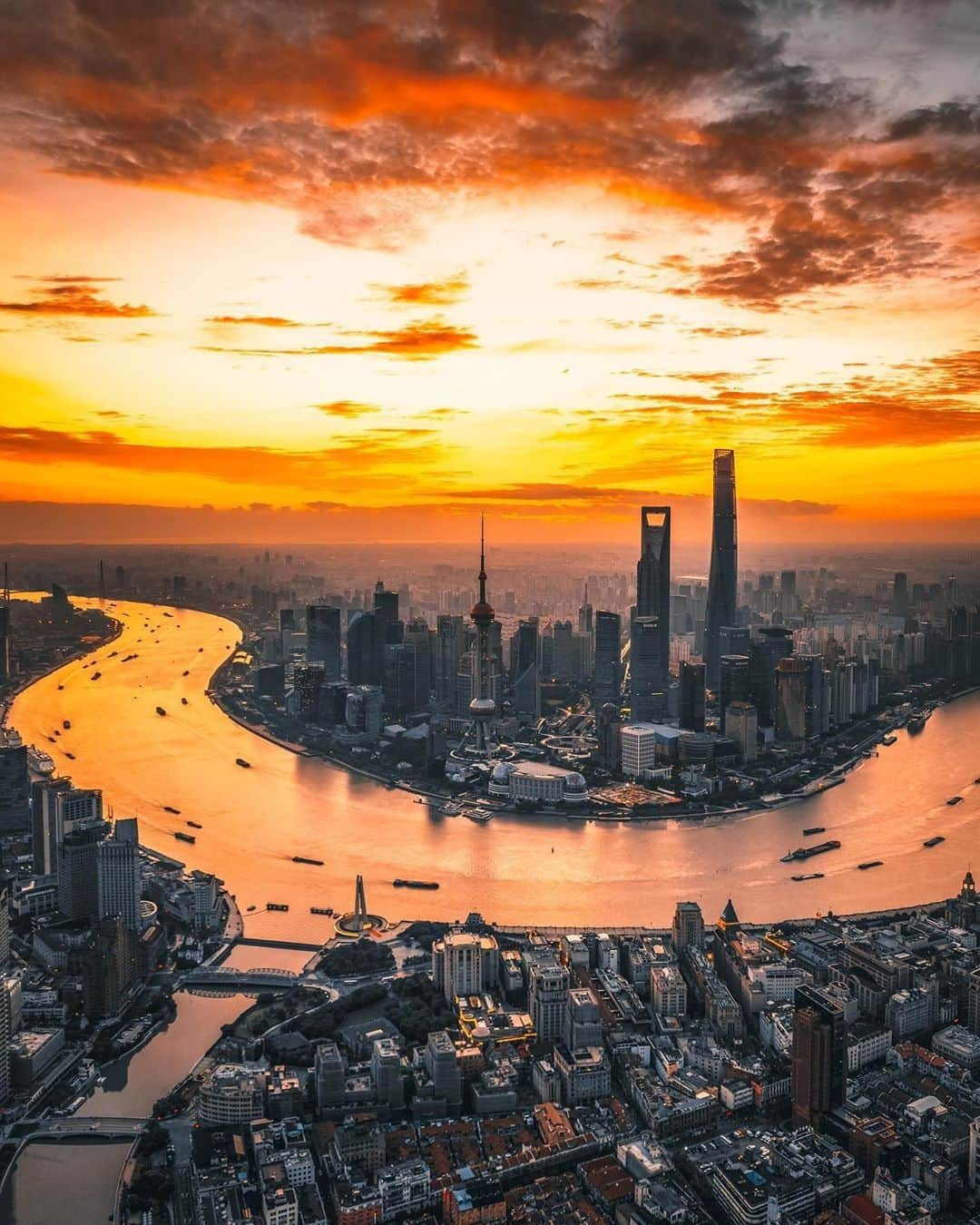 JALさんのインスタグラム写真 - (JALInstagram)「. #SeptemberMyWay As the Huangpu River winds its way through Shanghai, morning begins to wake the city.  上海の朝の絶景🌤️☕ 黄浦江の西側からは上海を一望できます🌇 . . photo by @shallwe0317 Post your memories with #FlyJAL  #JapanAirlines #shanghai #china #trulyasia #sunrise_madness」9月24日 17時30分 - japanairlines_jal