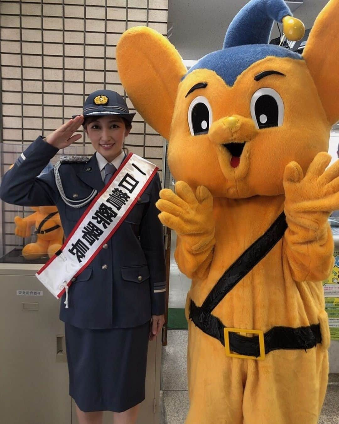 熊田曜子さんのインスタグラム写真 - (熊田曜子Instagram)「久松警察署にて一日警察署長を務めさせて頂きました👮‍♀️ 午前中は 母の会の皆様が気持ちを込めて一つ一つ折った折り鶴に鈴をつけて 水天宮で交通安全をご祈祷して頂き ドライバーの皆様や 通行中に方々に配布し 交通安全を呼びかけました✨ 私も運転するときは 人の命を預かる気持ちでハンドルを握り 外に出るときは交通ルールを守るよう 子供達と声掛けしようと思います✨  #久松警察署 #一日警察署長 #交通安全 #秋の全国交通安全運動 #ぴーぽくん #母の会 #折り鶴 #水天宮」9月24日 17時38分 - kumadayoko