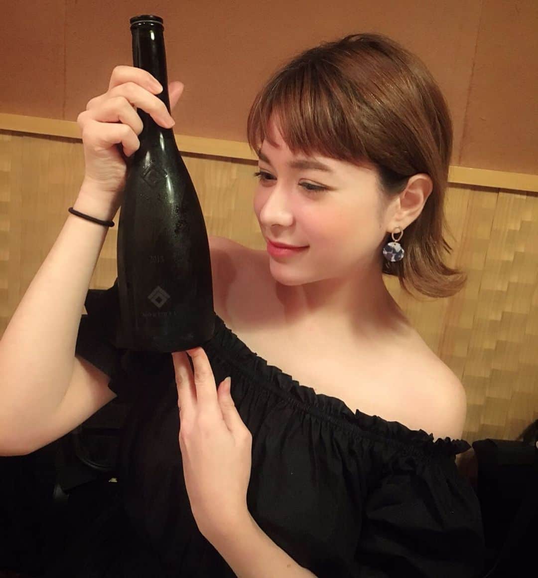 工藤ジェニファー茉侑さんのインスタグラム写真 - (工藤ジェニファー茉侑Instagram)「最高級居酒屋 #田中田 さんにて (720ml) 280,000円の日本酒😳❗️ お食事も全て美味しいし、大好きな人たちと幸せで贅沢な時間でした☺️ #田中田 #居酒屋 #和食 #高級和食 #福岡グルメ #黒龍 #酒好きな人と繋がりたい #お酒好きな人と繋がりたい #日本酒女子 #日本酒 #ootd #dholic @levis.vintage.clothing @levis #levis #dholic @dholic_official  #日本酒🍶 #酒好きな人と繋がりたい #酒好き女子 #お洒落さんと繋がりたい」9月24日 17時33分 - jennifermayu_s