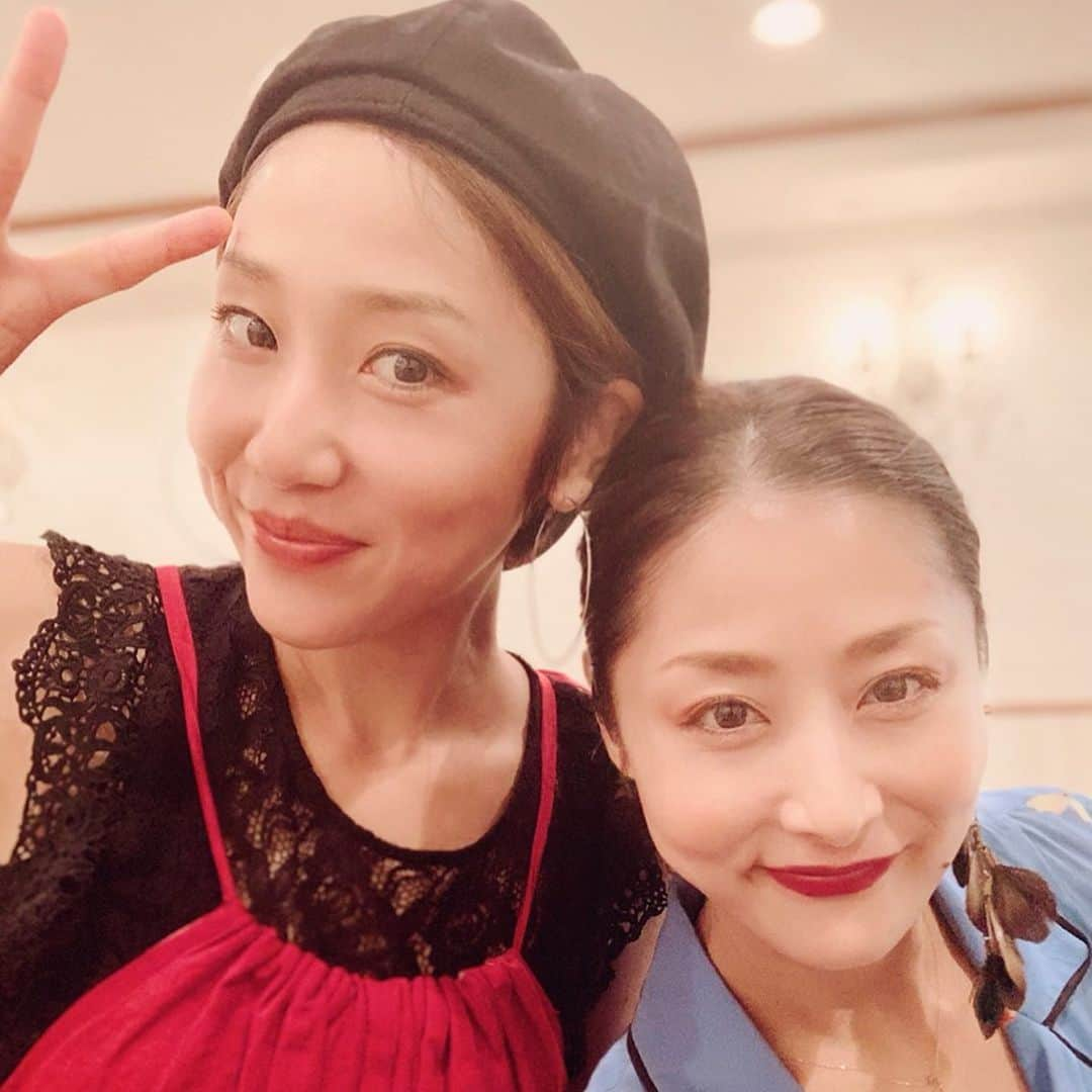 藍さんのインスタグラム写真 - (藍Instagram)「22.23日は結婚式LIVEしてきました😆 今回は新郎から、 新婦にサプライズ 母親にサプライズ と新郎の想いに胸がいっぱいになった2日間でした😭✨ 事前に家庭の背景などお話を聞いていたので、そんな中歌ったアンマー〜母唄〜はこっちが泣きそうになって堪えるのに必死でした💦笑 * * * よっぴーさん♡すみれちゃん ずっと笑顔で明るいお二人で😊 絶対ハッピーな家庭になること間違いなしですね✨！ よっぴーさんのすみれちゃんやすみれちゃんのお母様に対する気遣いや優しさに本当心温まりました😭❤️ * * 直也♡美咲ちゃん RSPのライブによく親子で遊びに来てくれていたので、新郎の直也とお母様を私たちは知っていました😊 アンマーをお母さんに歌って欲しいと言われた日から、直也と美咲ちゃんが本当にお母さんを大切にしているのがめっちゃ伝わってきてました😭✨ * * 2組のご夫婦や会場の素敵な空間に触れられてこちらもとても幸せな気持ちになりました😊 改めましておめでとうございます😆✨ おしあわせにです✨ * * * チビたち連れての連日ライブ、早紀ちゃんと私のアンマーのサポートのおかげで問題なく過ごせました😆 ありがとう早紀ちゃんお母さん😂✨ 虎も歌瑠多もありがとうな😊 虎に関しては自分は盛り上げ役をすると張り切ってついてきてくれました。 リハも参加してたね。笑  2日目はもう一人で(プランナーさんの膝の上)会場の隅で鑑賞しながら手を叩いて一緒に歌ってる姿見て母は嬉しかったよー✨ 歌瑠多はだだこねも人見知りもせず、ずっとお利口さんやったね😊  早紀ちゃんは2日間計4本ライブをして本当お疲れ様でした👏 * * RSPで今でもこうやって誰かに歌えること、有り難いです。嬉しい😊✨ 声かけてくれてありがとうございました😃 * * * #結婚式 #happywedding #結婚式ライブ #アンマー〜母唄〜 #RSP #SAKI #藍」9月24日 17時34分 - matsuoai