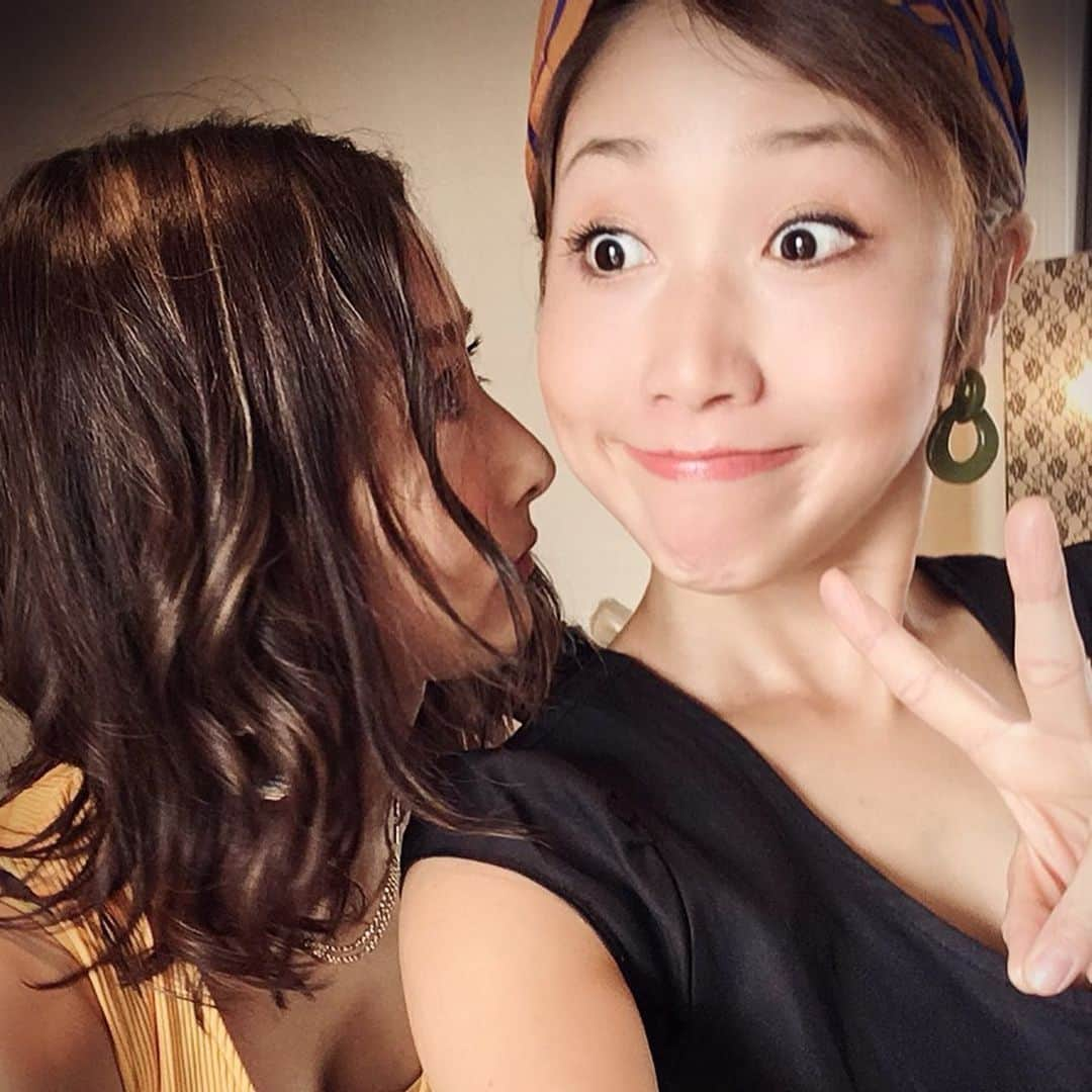 藍さんのインスタグラム写真 - (藍Instagram)「22.23日は結婚式LIVEしてきました😆 今回は新郎から、 新婦にサプライズ 母親にサプライズ と新郎の想いに胸がいっぱいになった2日間でした😭✨ 事前に家庭の背景などお話を聞いていたので、そんな中歌ったアンマー〜母唄〜はこっちが泣きそうになって堪えるのに必死でした💦笑 * * * よっぴーさん♡すみれちゃん ずっと笑顔で明るいお二人で😊 絶対ハッピーな家庭になること間違いなしですね✨！ よっぴーさんのすみれちゃんやすみれちゃんのお母様に対する気遣いや優しさに本当心温まりました😭❤️ * * 直也♡美咲ちゃん RSPのライブによく親子で遊びに来てくれていたので、新郎の直也とお母様を私たちは知っていました😊 アンマーをお母さんに歌って欲しいと言われた日から、直也と美咲ちゃんが本当にお母さんを大切にしているのがめっちゃ伝わってきてました😭✨ * * 2組のご夫婦や会場の素敵な空間に触れられてこちらもとても幸せな気持ちになりました😊 改めましておめでとうございます😆✨ おしあわせにです✨ * * * チビたち連れての連日ライブ、早紀ちゃんと私のアンマーのサポートのおかげで問題なく過ごせました😆 ありがとう早紀ちゃんお母さん😂✨ 虎も歌瑠多もありがとうな😊 虎に関しては自分は盛り上げ役をすると張り切ってついてきてくれました。 リハも参加してたね。笑  2日目はもう一人で(プランナーさんの膝の上)会場の隅で鑑賞しながら手を叩いて一緒に歌ってる姿見て母は嬉しかったよー✨ 歌瑠多はだだこねも人見知りもせず、ずっとお利口さんやったね😊  早紀ちゃんは2日間計4本ライブをして本当お疲れ様でした👏 * * RSPで今でもこうやって誰かに歌えること、有り難いです。嬉しい😊✨ 声かけてくれてありがとうございました😃 * * * #結婚式 #happywedding #結婚式ライブ #アンマー〜母唄〜 #RSP #SAKI #藍」9月24日 17時34分 - matsuoai