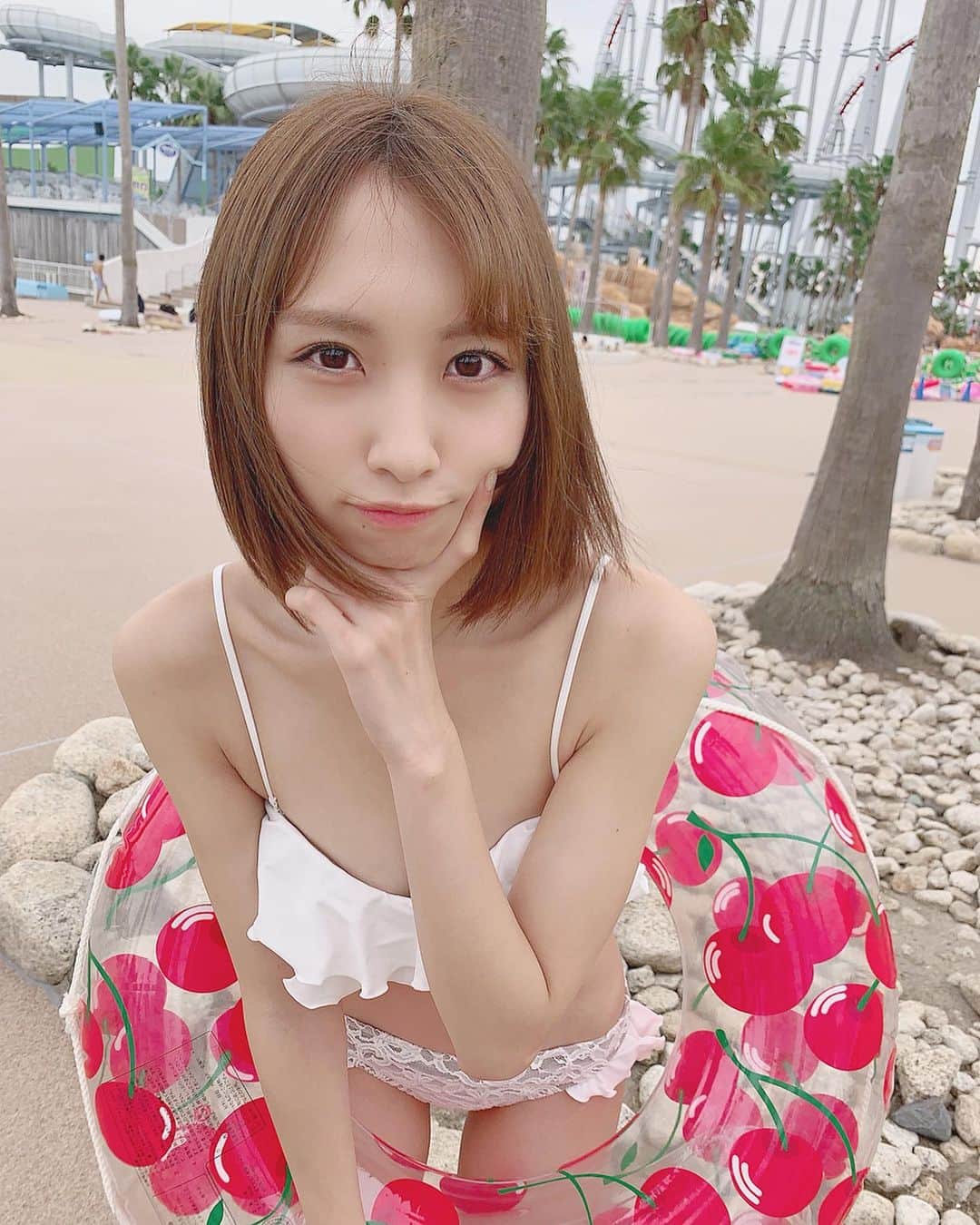 安藤笑さんのインスタグラム写真 - (安藤笑Instagram)「ナツノオワリ~🌞🌞 . . #instagood #instalike #gravure #水着 #長島 #プール」9月24日 17時37分 - emichii87