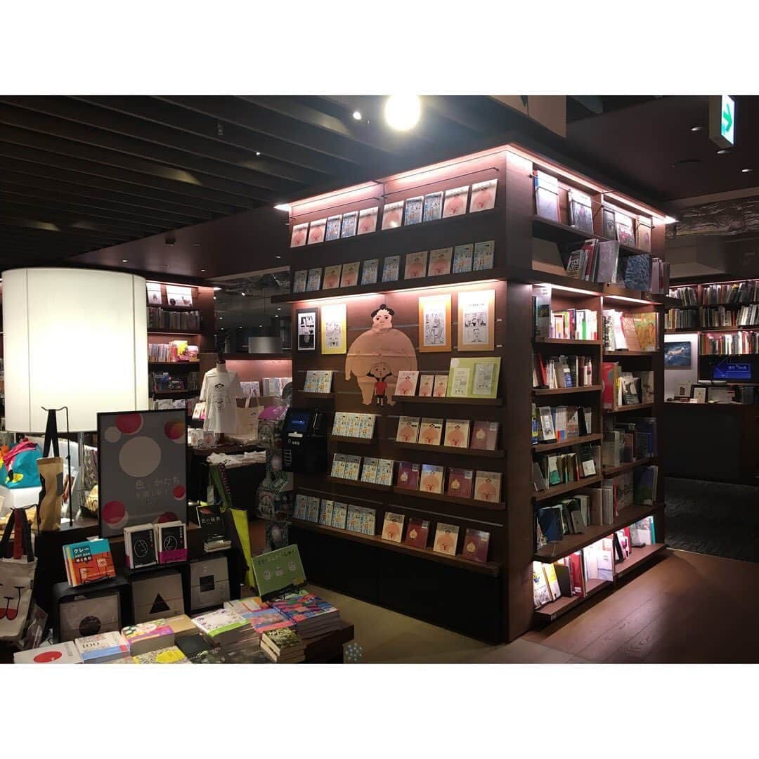 藤岡拓太郎のインスタグラム：「「たぷの里の夏がとまらない展 in 梅田蔦屋書店」、見に来てくれた皆さん、たまたま通りかかって足を止めてくれた人もありがとうございました！ . 今日からは場所を変え、9/30まで、これまた良いところにドーンと置いてもらってます。けさ、お手伝いしてきました。 . 梅田蔦屋書店では、今なら『夏がとまらない』も『たぷの里』もすべて、サイン入りポストカードが付いてます！ . #たぷの里 #夏がとまらない #梅田蔦屋書店 #ルクアイーレ9F」