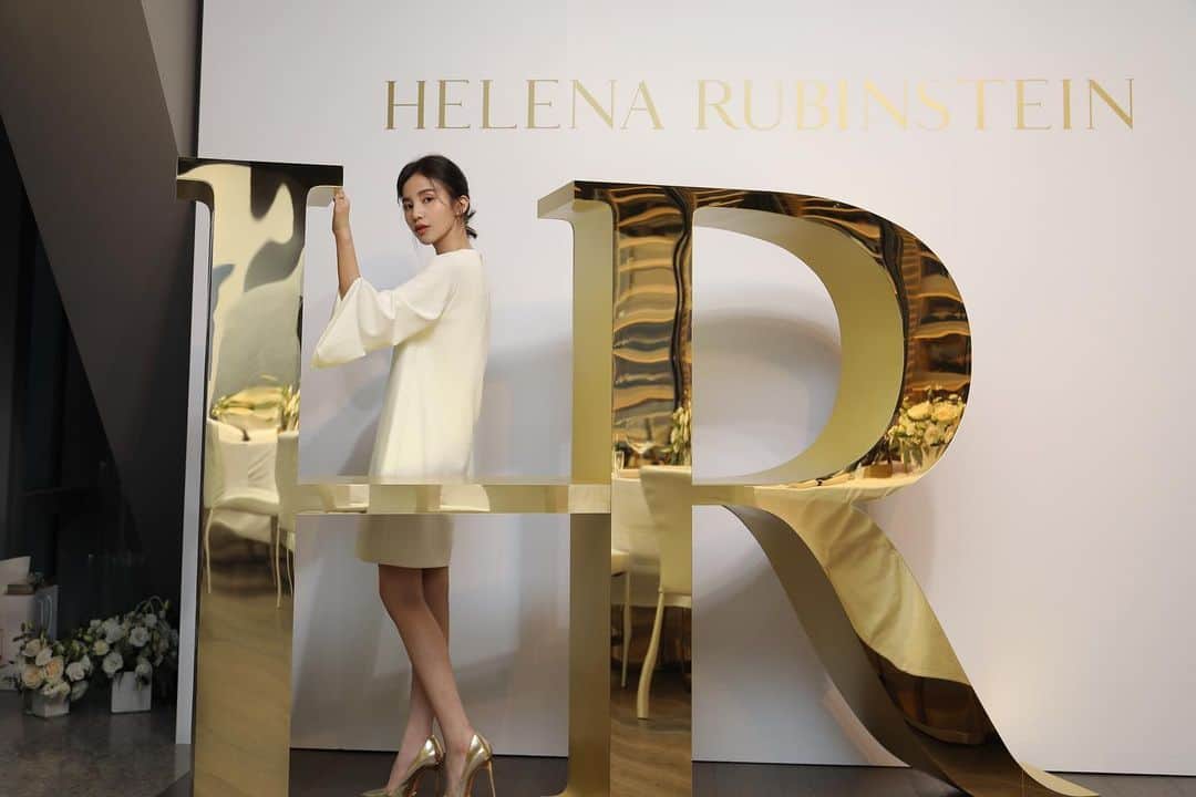 チャン・チュンニンさんのインスタグラム写真 - (チャン・チュンニンInstagram)「聽到 #HR赫蓮娜 要回歸了！ 當受邀出席 #HelenaRubinstein 的晚宴時 興奮不已馬上把事情排開～（笑） 因為之前就有聽說這個牌子國外超紅！ 現在台灣終於買得到啦！ - 這句「世上沒有醜女人，只有懶女人」這名言 就是出自HR赫蓮娜品牌創始人赫蓮娜女士！ 全世界的第一瓶乳霜和睫毛膏都是她發明的 100多年前她就走在保養品先驅 不停研究前衛大膽的高效保養產品 在她辭世之後，品牌一直繼續秉持著她的精神！ 心裡很敬佩這位赫蓮娜女士 謝謝她🙏🏻 - 在10/1隆重開幕前先一起來了解一下 HR赫蓮娜明星產品有哪些吧！😎 #高光精華  有著特別的珊瑚粉潤質地之外  昨天在現場聽說是10個人使用9個人明顯感覺到肌膚年輕透光 小紅書說用完臉就像打了水光針的一款高光精華！ （是不是很心動💓） #綠寶瓶 以植物萃取的濃縮抗老精華 常在日雜裡那種保養品年度排行榜裡看到是前幾名的！  最後 ，小紅書超多人分享看到的 #黑繃帶乳霜  號稱爛皮救星的天王級乳霜！ 想得到的肌膚惡況，它都可以修護改善瑕疵，這瓶真的超神奇 ！ 我之前有搶先試用在清理完粉刺後的紅紅鼻子  我稍微在鼻子上塗比平常厚一點 睡前ㄧ驚！發現😳 退紅了耶！ 也太快！ 因為我肌膚很敏感照往例都會紅到隔天！ 加上昨天晚宴上也看到品牌親自實測與他牌乳霜一起紀錄 發現30分鐘後肌膚上的傷口明顯修復，真的很神🤩 除了黑繃帶外也有白繃帶  搞得我也非常好奇白繃帶的功效 開櫃我一定會去看看！ . 總而言之 大家在10/1後都可以在 新光三越A8 1樓 看到HR赫蓮娜了 !!!!!!!!!!! 到櫃上消費也有機會體驗他們的頂級護膚服務喔!! . @helenarubinstein_tw #helenarubinsteinpower　 #赫蓮娜 #台灣10月1日終於買得到 #台北新光三越A8」9月24日 23時06分 - jiechang_