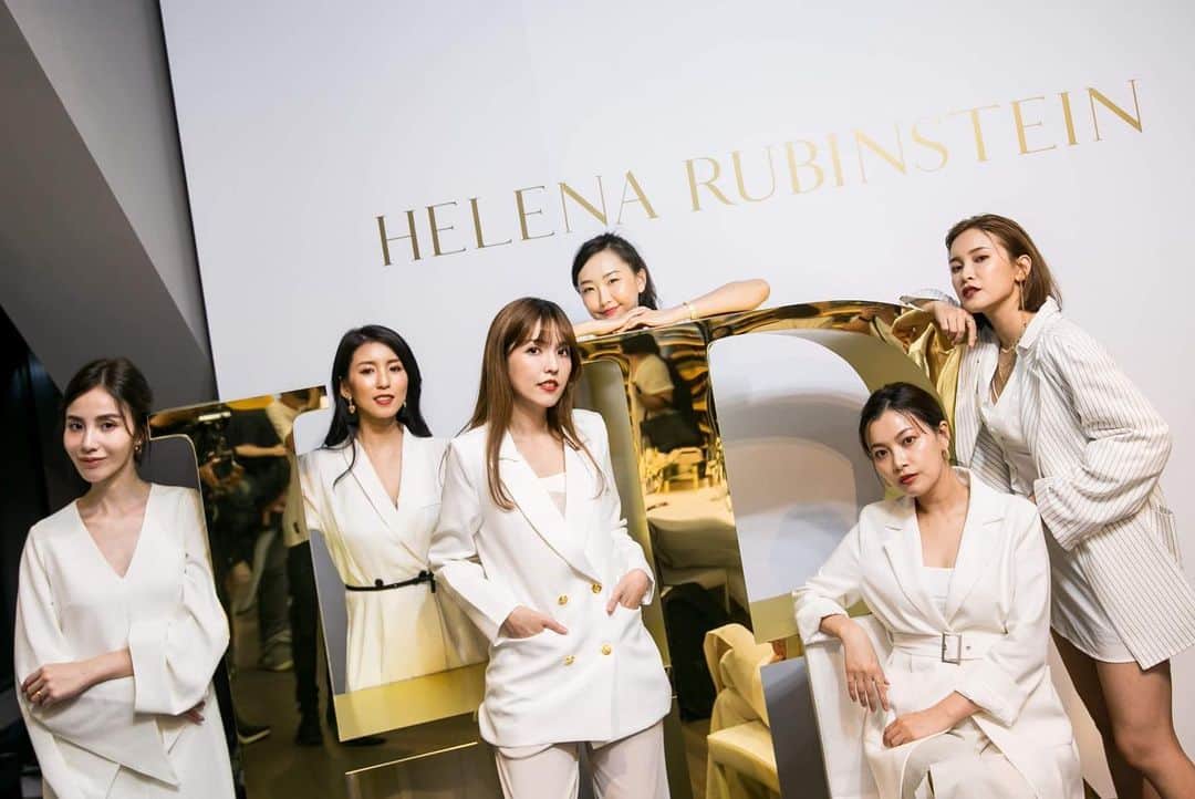 チャン・チュンニンさんのインスタグラム写真 - (チャン・チュンニンInstagram)「聽到 #HR赫蓮娜 要回歸了！ 當受邀出席 #HelenaRubinstein 的晚宴時 興奮不已馬上把事情排開～（笑） 因為之前就有聽說這個牌子國外超紅！ 現在台灣終於買得到啦！ - 這句「世上沒有醜女人，只有懶女人」這名言 就是出自HR赫蓮娜品牌創始人赫蓮娜女士！ 全世界的第一瓶乳霜和睫毛膏都是她發明的 100多年前她就走在保養品先驅 不停研究前衛大膽的高效保養產品 在她辭世之後，品牌一直繼續秉持著她的精神！ 心裡很敬佩這位赫蓮娜女士 謝謝她🙏🏻 - 在10/1隆重開幕前先一起來了解一下 HR赫蓮娜明星產品有哪些吧！😎 #高光精華  有著特別的珊瑚粉潤質地之外  昨天在現場聽說是10個人使用9個人明顯感覺到肌膚年輕透光 小紅書說用完臉就像打了水光針的一款高光精華！ （是不是很心動💓） #綠寶瓶 以植物萃取的濃縮抗老精華 常在日雜裡那種保養品年度排行榜裡看到是前幾名的！  最後 ，小紅書超多人分享看到的 #黑繃帶乳霜  號稱爛皮救星的天王級乳霜！ 想得到的肌膚惡況，它都可以修護改善瑕疵，這瓶真的超神奇 ！ 我之前有搶先試用在清理完粉刺後的紅紅鼻子  我稍微在鼻子上塗比平常厚一點 睡前ㄧ驚！發現😳 退紅了耶！ 也太快！ 因為我肌膚很敏感照往例都會紅到隔天！ 加上昨天晚宴上也看到品牌親自實測與他牌乳霜一起紀錄 發現30分鐘後肌膚上的傷口明顯修復，真的很神🤩 除了黑繃帶外也有白繃帶  搞得我也非常好奇白繃帶的功效 開櫃我一定會去看看！ . 總而言之 大家在10/1後都可以在 新光三越A8 1樓 看到HR赫蓮娜了 !!!!!!!!!!! 到櫃上消費也有機會體驗他們的頂級護膚服務喔!! . @helenarubinstein_tw #helenarubinsteinpower　 #赫蓮娜 #台灣10月1日終於買得到 #台北新光三越A8」9月24日 23時06分 - jiechang_