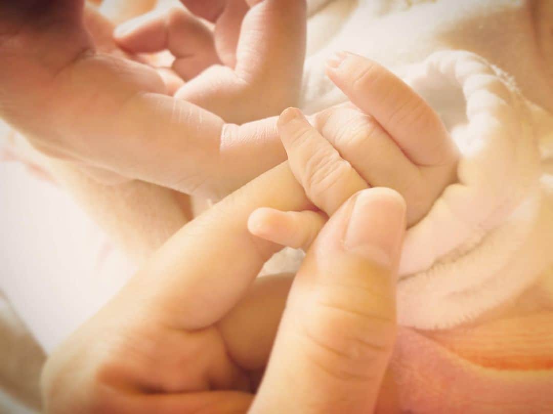 小野恵美のインスタグラム：「先日、第一子となる女の子を出産しました🤱  産声を聞いた瞬間の感動を、立会ってくれた主人と分かち合えたことを心から幸せに感じます。 夫婦で一生をかけて愛し、守り抜きます。  妊娠出産にあたり、沢山の応援やサポート、Instagramでコメントをしてくださった皆様に感謝の気持ちでいっぱいです💐 本当にありがとうございました！ これからもよろしくお願いします🕊  #出産報告 #baby」