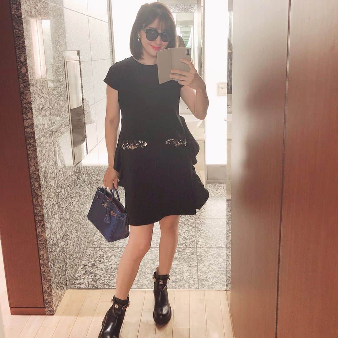 小川ひとみさんのインスタグラム写真 - (小川ひとみInstagram)「この秋初めてブーツを履きました🥰 素足にボーイッシュなブーツ、 可愛いかっこいいmixが気分💕 knit dress/Chesty boots/GUCCI 明日からの伊勢丹でも 発売されるニットワンピース💓 #ootd #coordinate #mamalife #ママコーデ #チェスティ #boots」9月24日 17時46分 - hitomy220