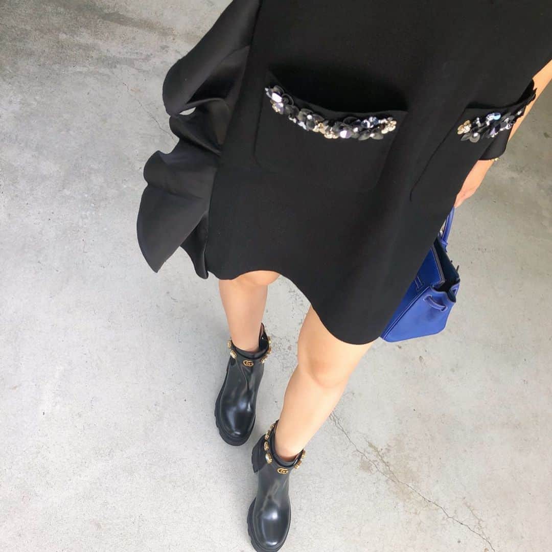 小川ひとみさんのインスタグラム写真 - (小川ひとみInstagram)「この秋初めてブーツを履きました🥰 素足にボーイッシュなブーツ、 可愛いかっこいいmixが気分💕 knit dress/Chesty boots/GUCCI 明日からの伊勢丹でも 発売されるニットワンピース💓 #ootd #coordinate #mamalife #ママコーデ #チェスティ #boots」9月24日 17時46分 - hitomy220