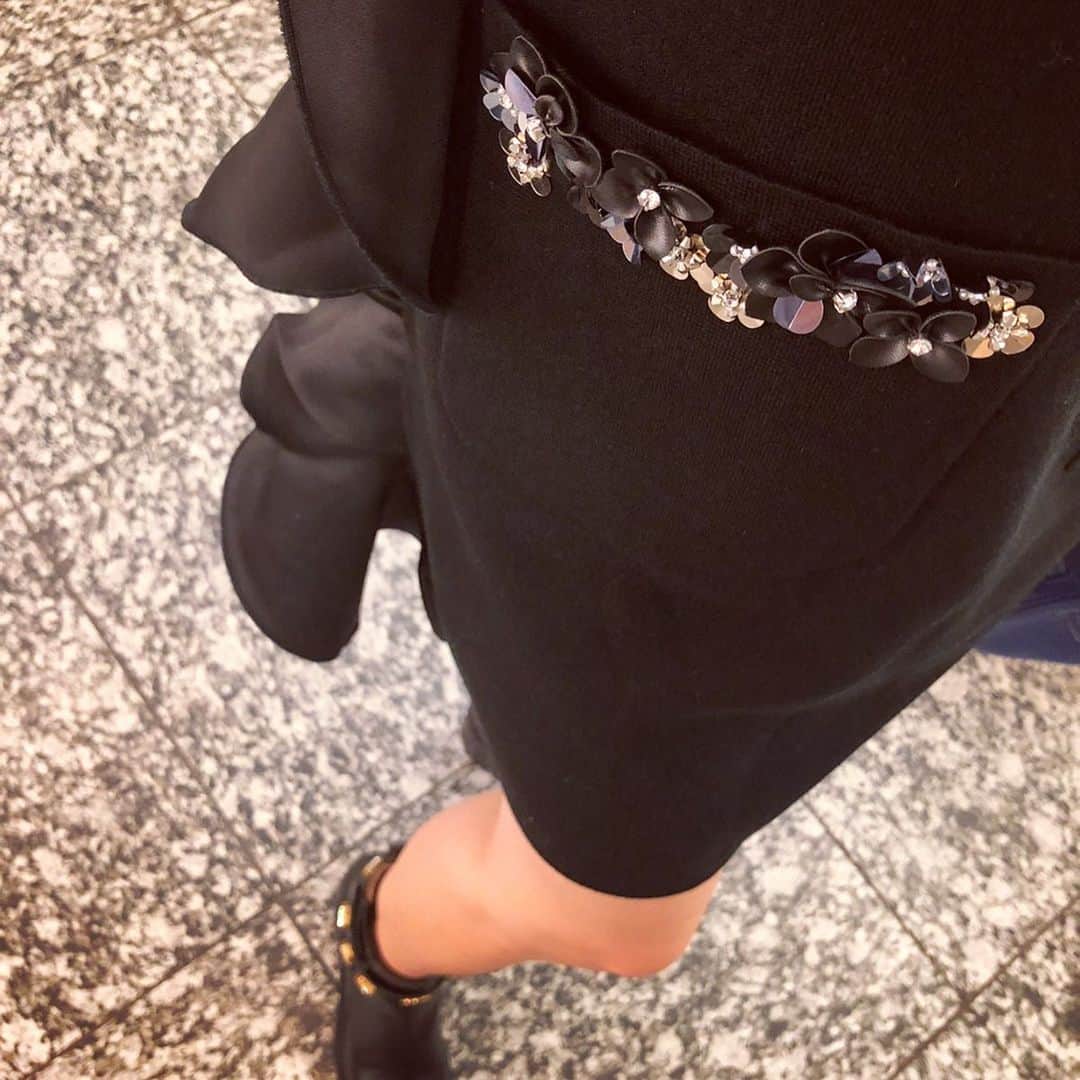 小川ひとみさんのインスタグラム写真 - (小川ひとみInstagram)「この秋初めてブーツを履きました🥰 素足にボーイッシュなブーツ、 可愛いかっこいいmixが気分💕 knit dress/Chesty boots/GUCCI 明日からの伊勢丹でも 発売されるニットワンピース💓 #ootd #coordinate #mamalife #ママコーデ #チェスティ #boots」9月24日 17時46分 - hitomy220