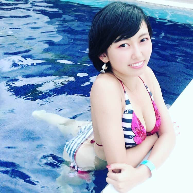 咲村良子のインスタグラム：「まだまだプールの季節☀️🏊‍♀️💦 #グラドル自画撮り部 #咲村良子 #CLIPCLIP #アイドル好きと繋がりたい #aeloslim #新木場studiocoast #水着ギャル #グラビア」