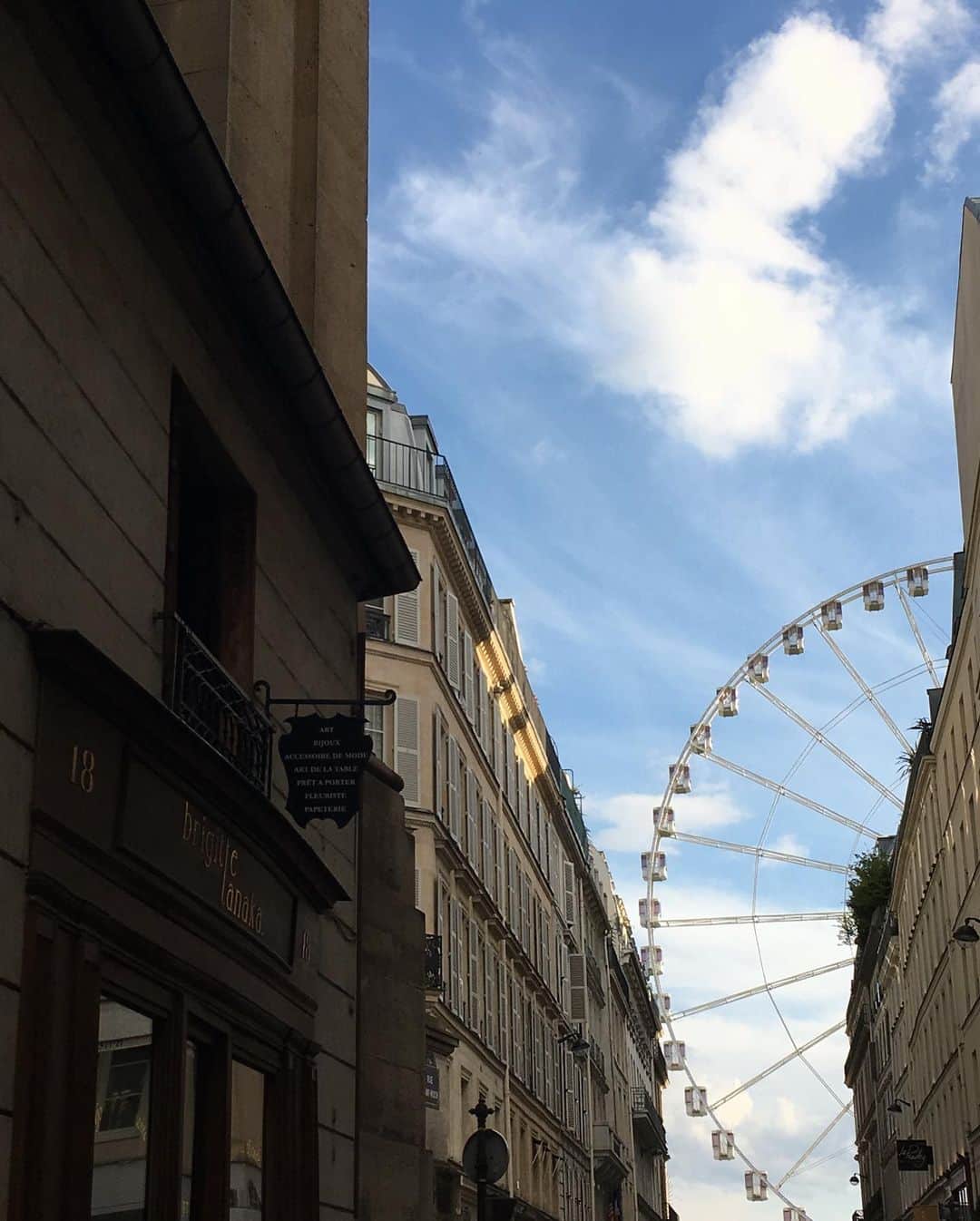 小橋めぐみさんのインスタグラム写真 - (小橋めぐみInstagram)「夕暮れのパリにて。 たぶん、移動遊園地の観覧車を撮っていました🎡 上を向いて歩きたくなる街だったなぁ🇫🇷 @izumibon  #paris」9月24日 18時06分 - megumikok
