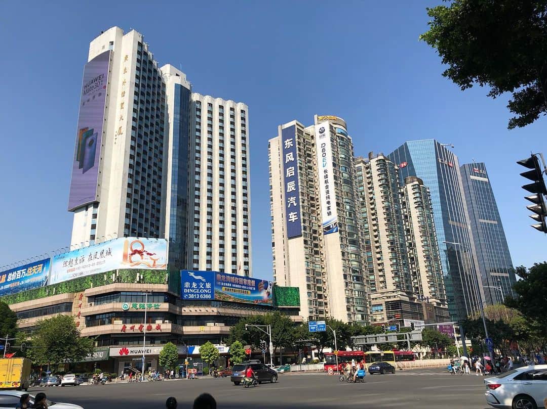 谷正人のインスタグラム：「今日は中国第3の都市、広州恒大のホームである広州に来ています。感度軸ではまだまだ上海、北京、成都らへんには劣るかもしれませんが、まだまだ、この街も経済的にも感度的にものびるでしょうね。#広州 #広州恒大 #エウケソンは見当たらず #カンナバーロも見当たらず」
