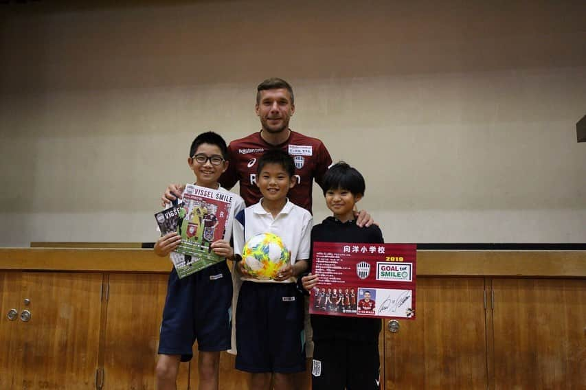 ルーカス・ポドルスキさんのインスタグラム写真 - (ルーカス・ポドルスキInstagram)「今日はGoal for Smile 企画で神戸の小学校を訪れました。 みんなと触れ合い、元気とパワーを分けてもらいました！ 残りの公式戦も頑張ります！💪🏼 #Poldi ❤️🇯🇵」9月24日 18時00分 - lukaspodolski