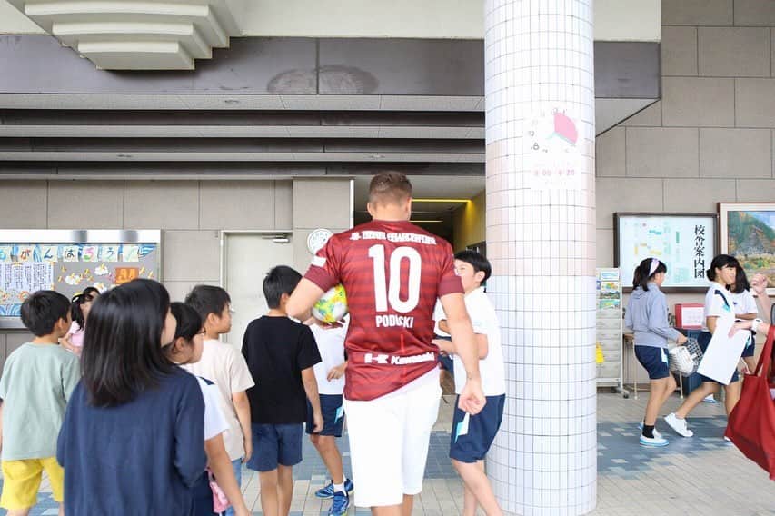 ルーカス・ポドルスキさんのインスタグラム写真 - (ルーカス・ポドルスキInstagram)「今日はGoal for Smile 企画で神戸の小学校を訪れました。 みんなと触れ合い、元気とパワーを分けてもらいました！ 残りの公式戦も頑張ります！💪🏼 #Poldi ❤️🇯🇵」9月24日 18時00分 - lukaspodolski