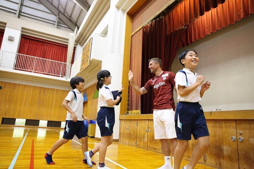 ルーカス・ポドルスキさんのインスタグラム写真 - (ルーカス・ポドルスキInstagram)「今日はGoal for Smile 企画で神戸の小学校を訪れました。 みんなと触れ合い、元気とパワーを分けてもらいました！ 残りの公式戦も頑張ります！💪🏼 #Poldi ❤️🇯🇵」9月24日 18時00分 - lukaspodolski