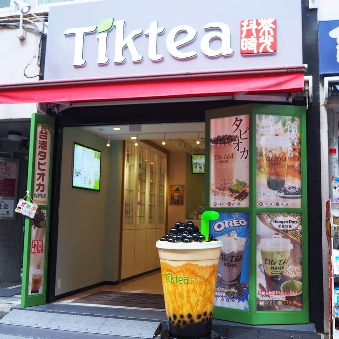 Kuboi Ayumiさんのインスタグラム写真 - (Kuboi AyumiInstagram)「タピオカにはまって、結構たつのですが タピオカ屋さんを見つけると、ついつい吸い込まれるように入ってしまう（笑）  今日は9月17日にオープンしたばかりの「台湾タピオカ専門店TIK tea(@tiktea_1)」に行ってきました。 赤坂見附駅から１分くらいのところにあるお店です。  タピオカドリンクのメニューは約40種類と豊富で、なんとハーゲンダッツやオレオとのコラボ商品も！ 期間限定の黒糖＆カボチャラテと迷ったのですが、やっぱり定番の黒糖ミルクラテにしちゃいました（笑） 甘さや氷の量も選べたので、少なめで。  沖縄黒糖のコクのあるシロップで仕上げたもっちもちのタピオカがたっぷり入ったラテでした。  店内もかわいくて、少し席もあったのでイートインもできちゃいますよ。  #tiktea #タピオカ　#タピ活 #タピオカ巡り #タピオカミルクティー #タピオカ部 #赤坂見附 #タピオカ好きと繋がりたい #タピる #タピオカ中毒  #タピオカドリンク #タピオカのある生活 #タピオカグラム #カフェ巡り好きな人と繋がりたい #cafestagram #カフェ #cafe」9月24日 18時03分 - himekagami