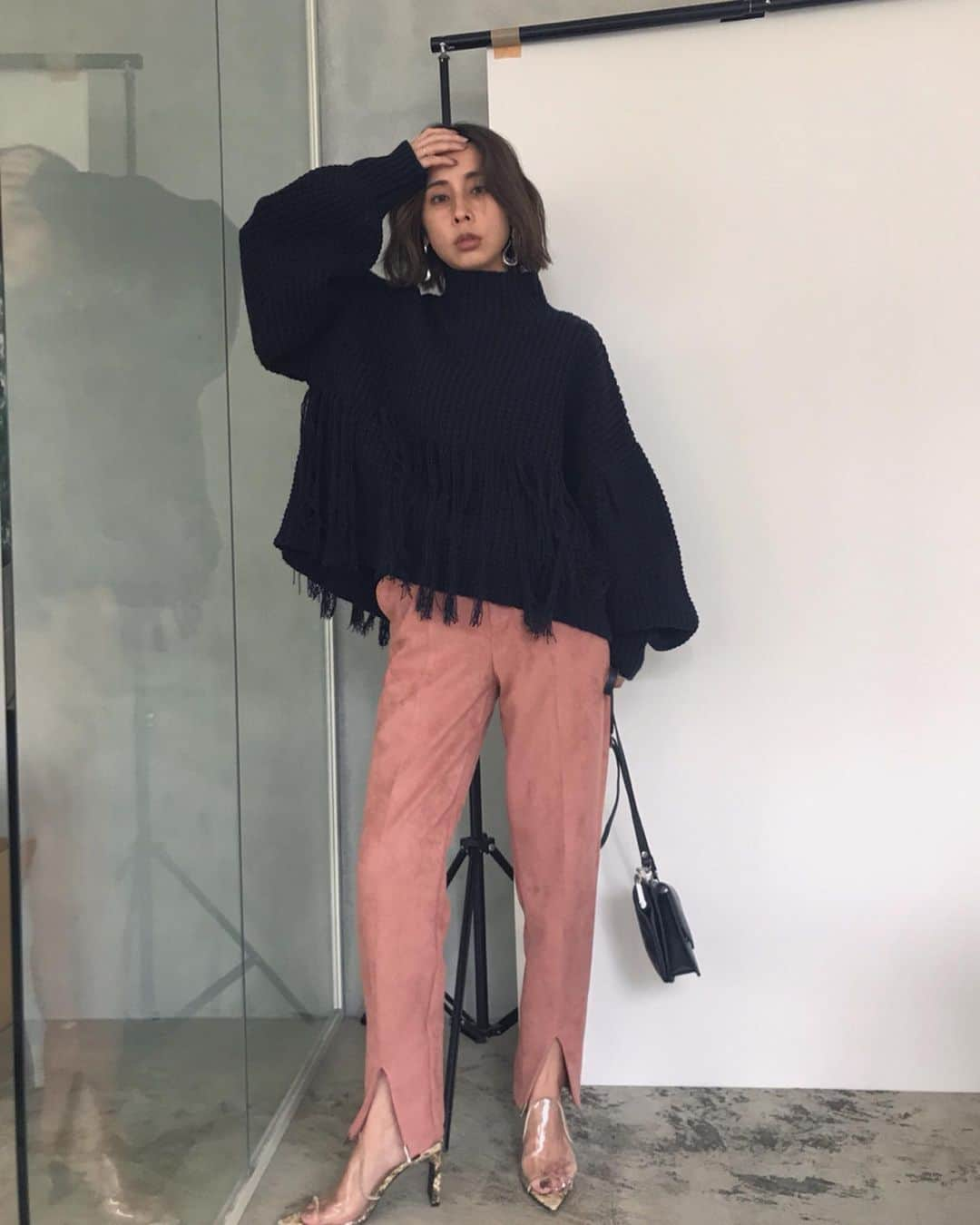 黒石奈央子さんのインスタグラム写真 - (黒石奈央子Instagram)「あめりふく。 . FRINGE HALFWAY KNIT ¥14800+tax 10/1 COMFY SLIT TAPERED PT ¥14800+tax 10/1 . フリンジの可愛いニットが登場するよ！オーバーサイズで女子がすきなやつ！ . @ameri_shinjuku @amerivintage @ameri_daikanyama @ameri.shinsaibashi #ameri#amerivintage #fashion #vintagefashion #coordinate#ootd#outfit#osanposnap #705_outfit #大人ファッション #大人コーディネート #大人スタイル #modestyle #modefashion#modecasual」9月24日 18時04分 - blackstone705