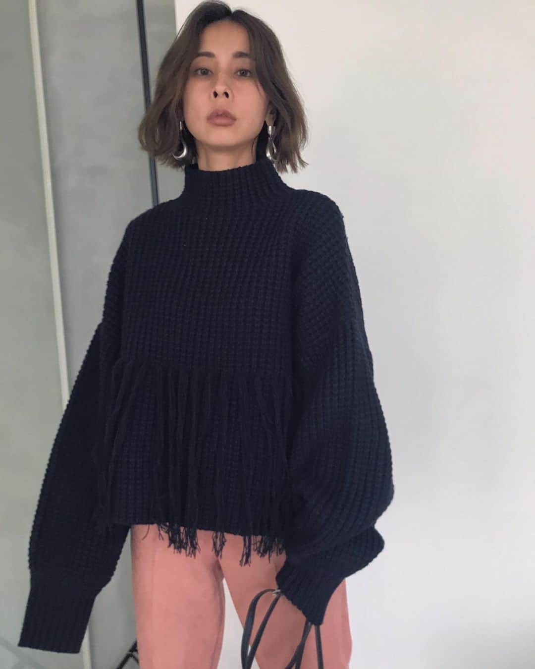 黒石奈央子さんのインスタグラム写真 - (黒石奈央子Instagram)「あめりふく。 . FRINGE HALFWAY KNIT ¥14800+tax 10/1 COMFY SLIT TAPERED PT ¥14800+tax 10/1 . フリンジの可愛いニットが登場するよ！オーバーサイズで女子がすきなやつ！ . @ameri_shinjuku @amerivintage @ameri_daikanyama @ameri.shinsaibashi #ameri#amerivintage #fashion #vintagefashion #coordinate#ootd#outfit#osanposnap #705_outfit #大人ファッション #大人コーディネート #大人スタイル #modestyle #modefashion#modecasual」9月24日 18時04分 - blackstone705