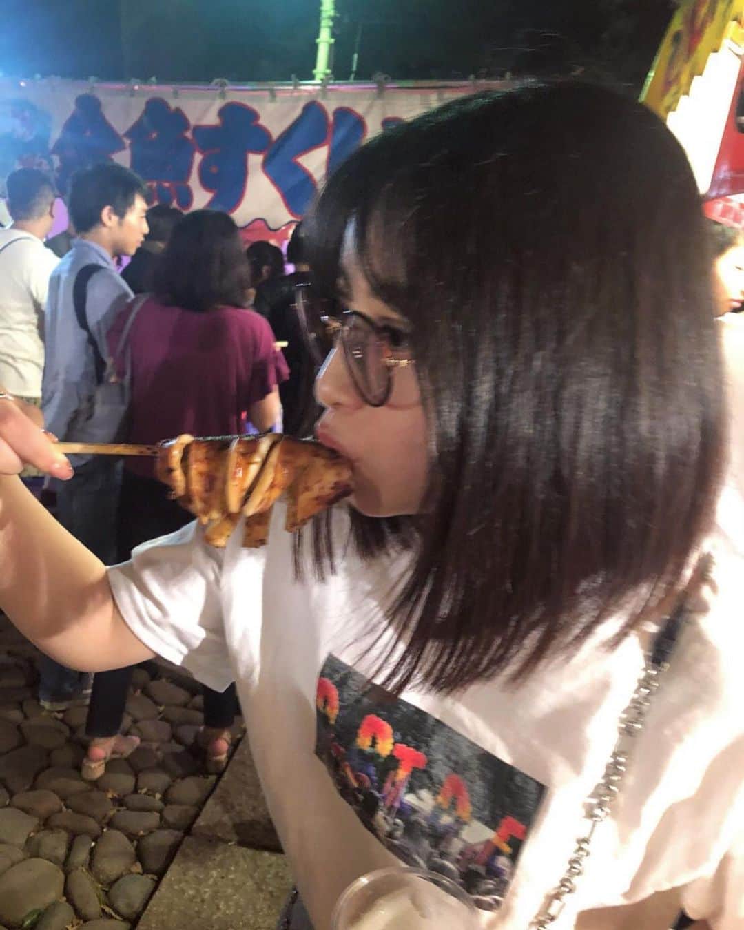 永井理子のインスタグラム：「お祭りにきたら 絶対にイカ焼きたべる〜😋 あと、きゅうり🥒」