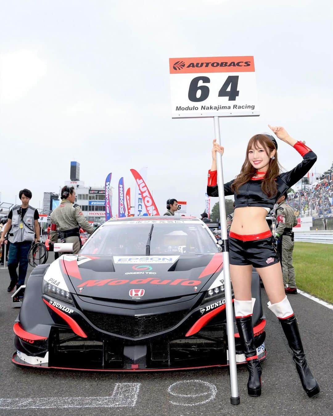 のインスタグラム：「✩ ショーパンバージョン🐒❤️🖤 . #sgt #modulo #honda #nsx #racequeen #レースクイーン #rq #instagood #instapic #girl #japanesegirl #64 #菅生 #❤️」