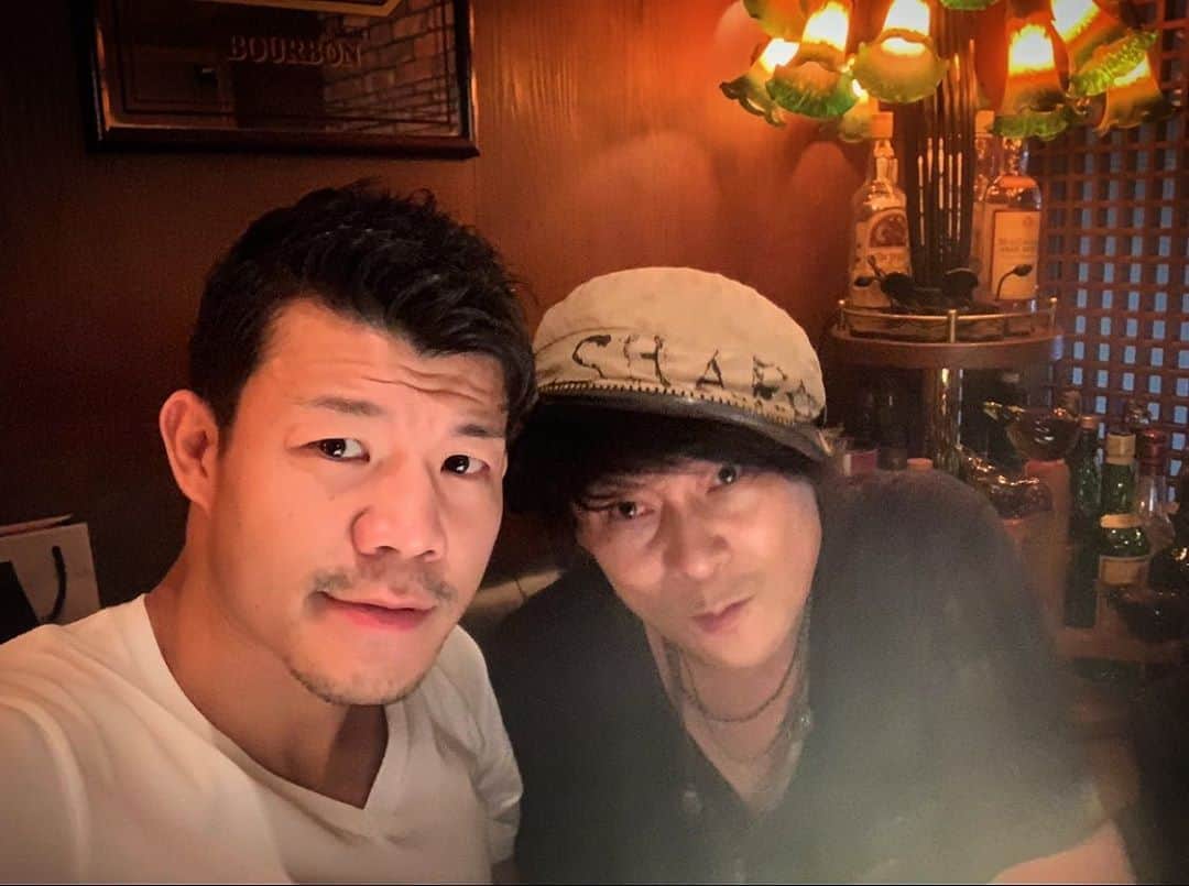 のインスタグラム：「俺の大好きなT-BOLANの森友嵐士さんのオンラインサロン「ARASHI’S BAR reboot～思考の選択～」にゲスト出演します。詳細な情報は最後に書くとして、とても楽しく最高の一日になりそう。皆さんももし予定が空いてたら是非見に来て下さい。調子に乗って歌わしてもらおかなぁって嵐士さんにしばかれるわ…。 ＝＝＝＝＝＝＝＝＝＝＝＝＝ ARASHI’S BAR reboot～思考の選択～ supported by DMMオンラインサロン【第2回オフ会】 【開催日】2019年10月5日(土) 【会場】Cafe Cotton Club 高田馬場 【時間】開場 16:30/開演 17:00 【出演】森友嵐士(T-BOLAN)/ Guest:亀田興毅 【チケット】前売り￥16,000 [整理番号順.自由席] ◆2ショット撮影券、食事、フリードリンク付 ※ミニライブあり！ ◆ARASHI’S BAR先行 [受付期間]2019/9/21(土)21:00～ [受付URL] https://l-tike.com/st1/arashisbarpart2 ◆ARASHI’S BAR先行 [受付期間]2019/9/21(土)21:00～9/24(火)23：59 [受付URL]https://l-tike.com/st1/arashisbarpart2 #森友嵐士 #TBOLAN #オンラインサロン #亀田興毅 #仕上がってる #いききってる #カラオケ行って練習しとこうかな」