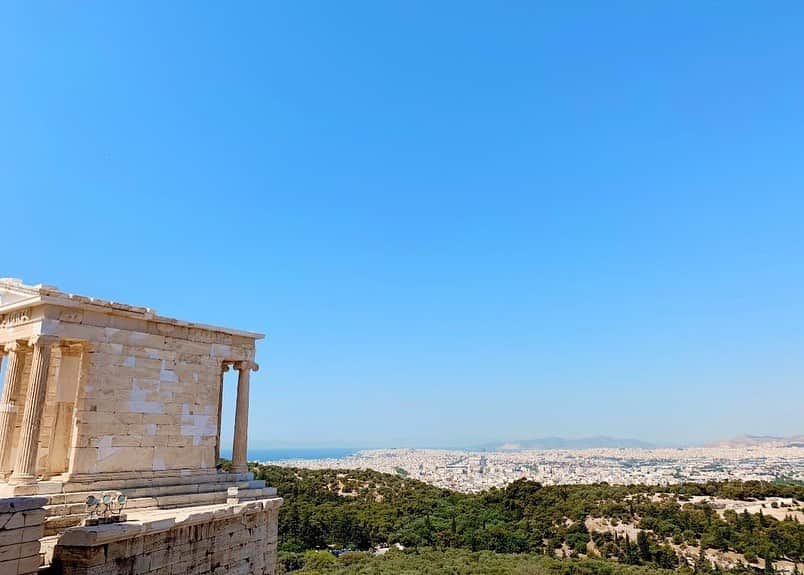朝日放送「朝だ！生です旅サラダ」さんのインスタグラム写真 - (朝日放送「朝だ！生です旅サラダ」Instagram)「@e_n_n_a_ 念願のギリシャで、念願の #パルテノン神殿 ✍🏻😭✨ アテネの街が一望できる高い場所にあり、まさに神の神殿だ‥！と、#神話の舞台 を目の前に胸が熱くなりました。。 生パルテノン神殿は、写真で見るよりもずっとずっと威厳があり格好良く、大感動‥！👏🏻 緻密な計算と、当時の最先端の技術を駆使して建てられたその佇まいは、壮大でありながらも繊細で、時を超えても色褪せない、力強い美しさがありました。 もともと #ギリシャ美術 や建築が好きでしたが、生で体感してより一層大好きになりました！😌💭✨ _ #神々の聖域 #古代ギリシャ建築 #色褪せない美しさ #壮大 #繊細 #女神アテナ #アクロポリス #ἀκρόπολις #アテネ #Αθήνα #Greece #Ελλάδα _ #ABCテレビ #朝日放送テレビ #朝だ生です旅サラダ #旅サラダ #旅サラダガールズ #山代エンナ #イラストレーター #海外 #旅 #travel #trip」9月24日 18時19分 - tabisalad