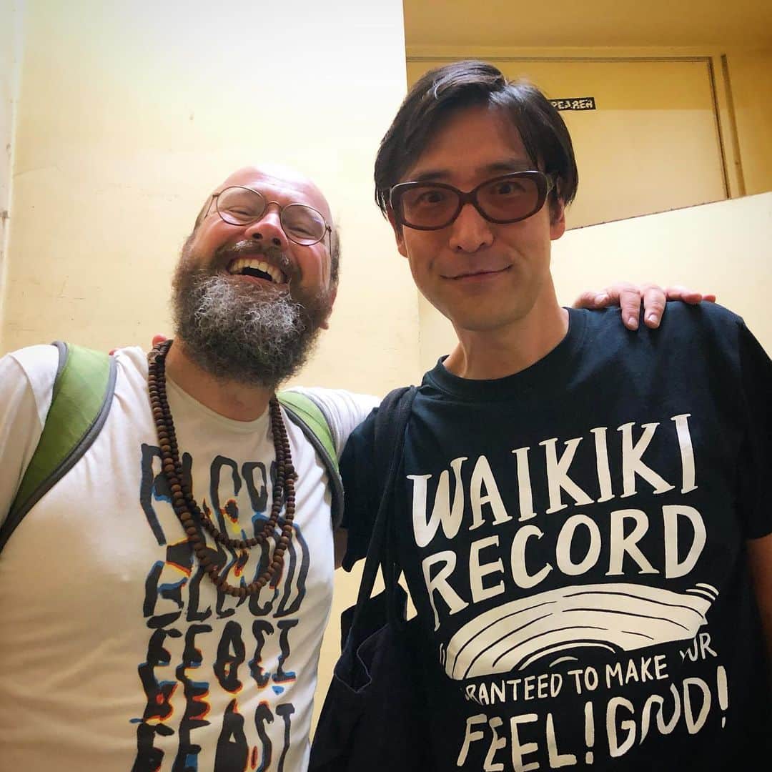 のインスタグラム：「昨日はワイキキレコード20周年イベントで、長年ファンだったアップルズインステレオのロバートシュナイダーと！彼の声と同じように、いつまでも子供のようなめちゃいい人だった。#applesinstereo #ホフディラン」