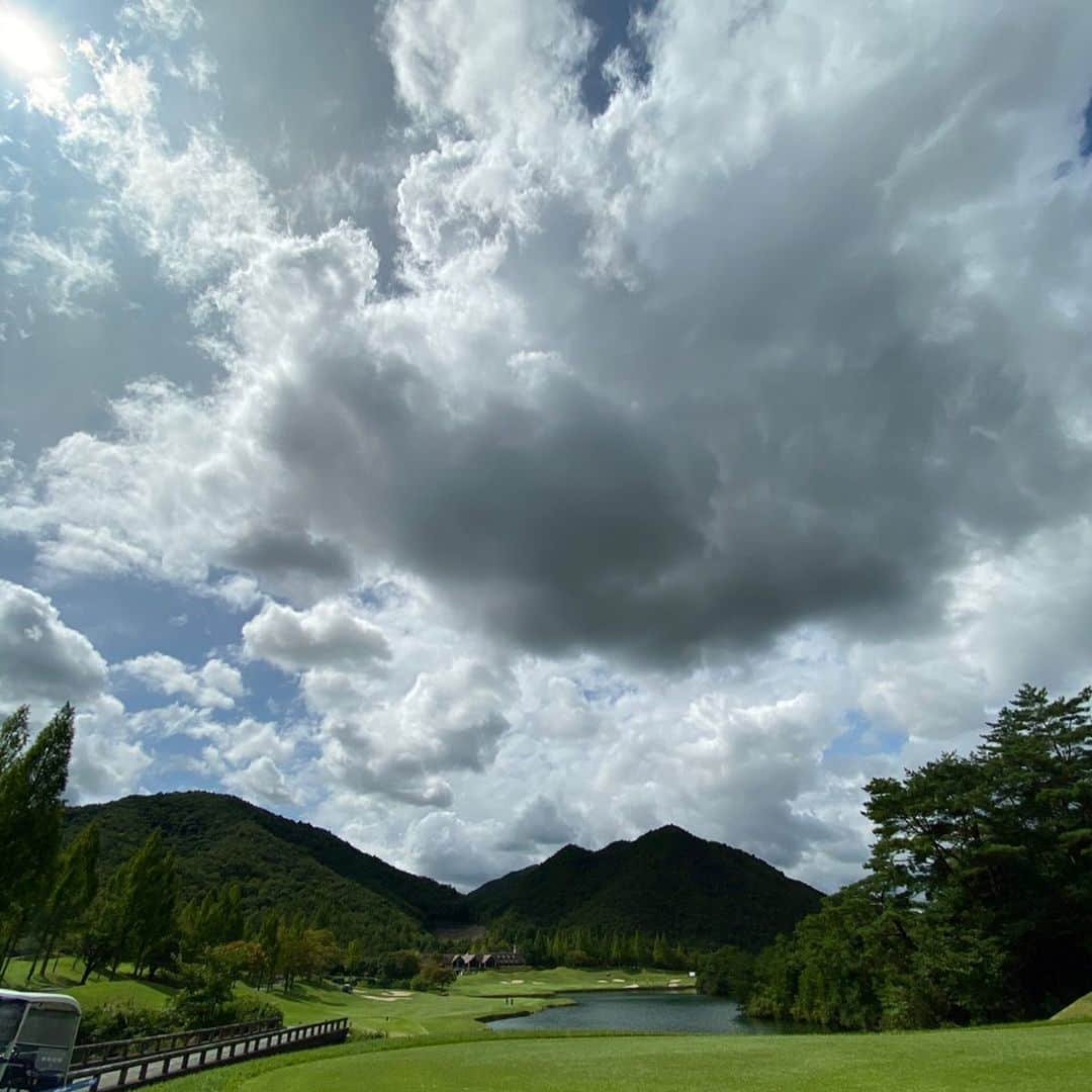 神谷由香さんのインスタグラム写真 - (神谷由香Instagram)「. . 青空に雲もくもく太陽さんさん 風がそよそよ緑たくさんで心と身体が 洗濯された気分👕🧼 .  ゴルフできたらもっと気持ちいいんだろうな⛳️ . 気持ち良すぎてゴルフはじめたくなった🏌️‍♀️✨」9月24日 18時28分 - kamiya_yuka_