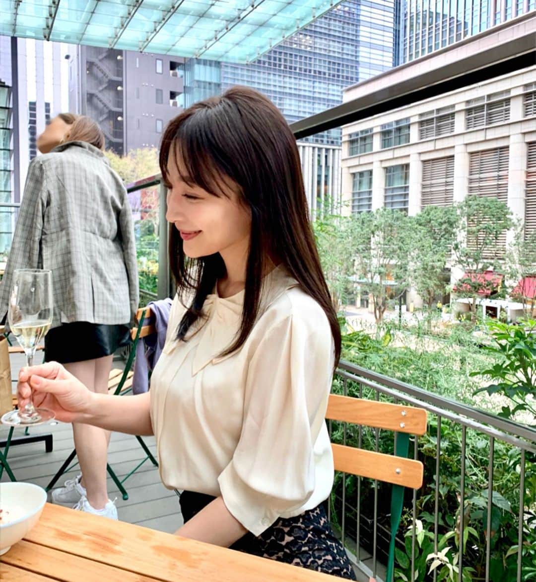 のインスタグラム：「I love Taiwanese food🤤 #🇹🇼 * 先日、27日にコレド室町テラスにオープンする #富錦樹台菜香檳 へ一足早くゆりと2人でお邪魔してきました☺️💖 台湾料理って何でこんなに美味しいんだろう..🥺❣️ 特にテラス席が雰囲気良すぎたので、ディナーでも行ってみたいなぁ🥰✨ 台湾店も行きたい☺️❣️ #フージンツリー #台湾グルメ #コレド室町テラス #taiwanfood  @fujintreejapan @fujintreechampagne  @fjt_twcuisine」