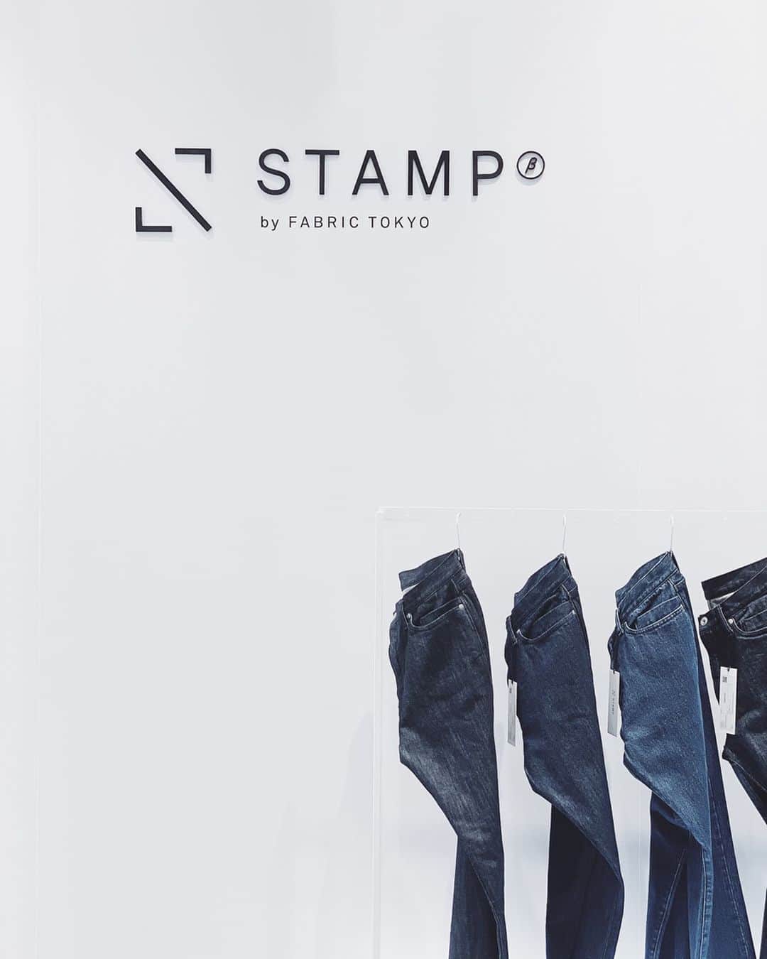 市川渚さんのインスタグラム写真 - (市川渚Instagram)「The latest 3D tech-driven everyday wear brand from Tokyo! It's @stamp_labo ! They bring us the personalized denim by 3D scan measurements👖✨ ﻿ ﻿ ﻿ ﻿ 今日は @__reikookier__ と一緒に、オーダースーツD2Cの @fabric_tokyo による新ブランド @stamp_labo のポップアップにお邪魔してきたよ👖﻿ ﻿ 店頭で3D採寸すれば自分サイズのデニムが約3週間で送られてくるという。スキャンはものの数分で完了。デニムはテーパードとストレートの2種類、各3色から選べる。﻿ ﻿ 3D計測で自分サイズのデニムを作れる、といえばZOZOを思い出す人も多いのでは。ZOZOデニムはプレーンで、どこのデニムか分からないという意味で＝とてもアノニマスなデニムだったけれど、STAMPのデニムは飾りのステッチが少なめだったり、左後ろのポケットにブランドアイコンの「＼」があしらわれてたりと、逆にブランドらしさがデザインで表現されているデニム。履いていたら「どこの？」って訊かれそうな感じ、というか。﻿ ﻿ 今回のポップアップは完全招待制らしいのですが、来月から正式スタートするそうなので、気になった方は是非事前登録を😊﻿ ﻿ https://stamp-tokyo.com/pages/stamp-you-here﻿ ﻿ ﻿ 森さん @yuichiro007 ご案内ありがとうございました！今から届くのが楽しみだなあ。﻿ ﻿ —————————————﻿ #stampbyfabrictokyo#fabrictokyo#shotoniPhone11pro#shotoniPhone#tokyo#tokyofashion#3Dscaning#fashiontech﻿」9月24日 18時41分 - nagiko