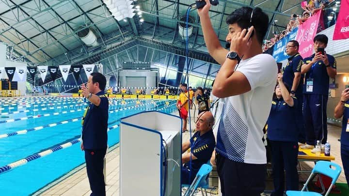 のインスタグラム：「🏊‍♂️🔫 . . . . . 先日福岡で行われたジャパンマスターズ2019にゲストとして行ってきました！！ 人生初のスターターをしたけど泳ぐよりも緊張しました😂 スイムクリニックも少人数だったので楽しく色々教えさせて頂きました！ 2021年には福岡で世界水泳もあります！みんなで応援しましょう📣  #swimming #masters #fukuoka2021 #worldchampionship」